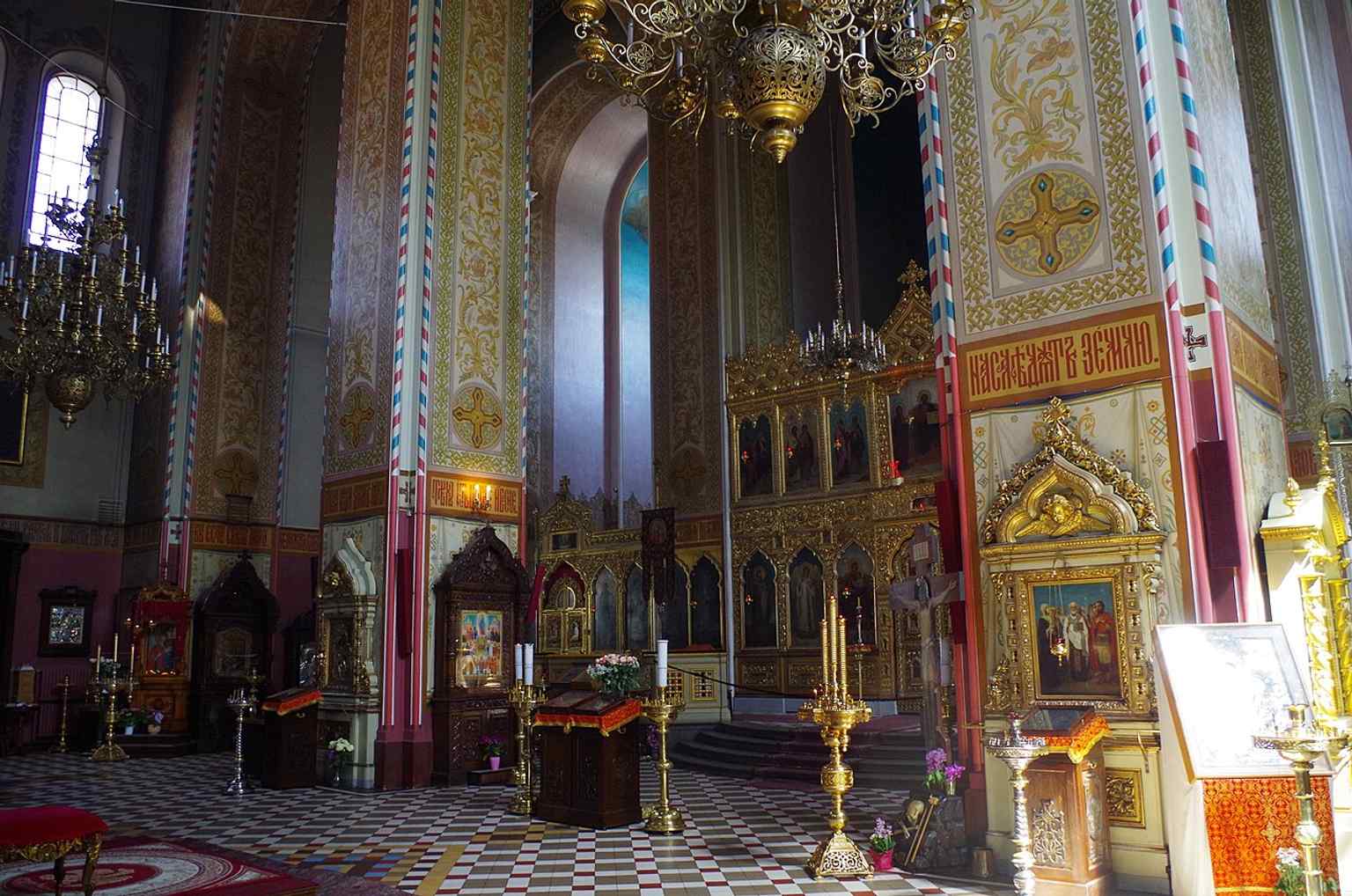 The iconostasis inside the cathedral, reflecting the wooden gilt design chosen over marble and made from Preobrazhensky’s sketches.