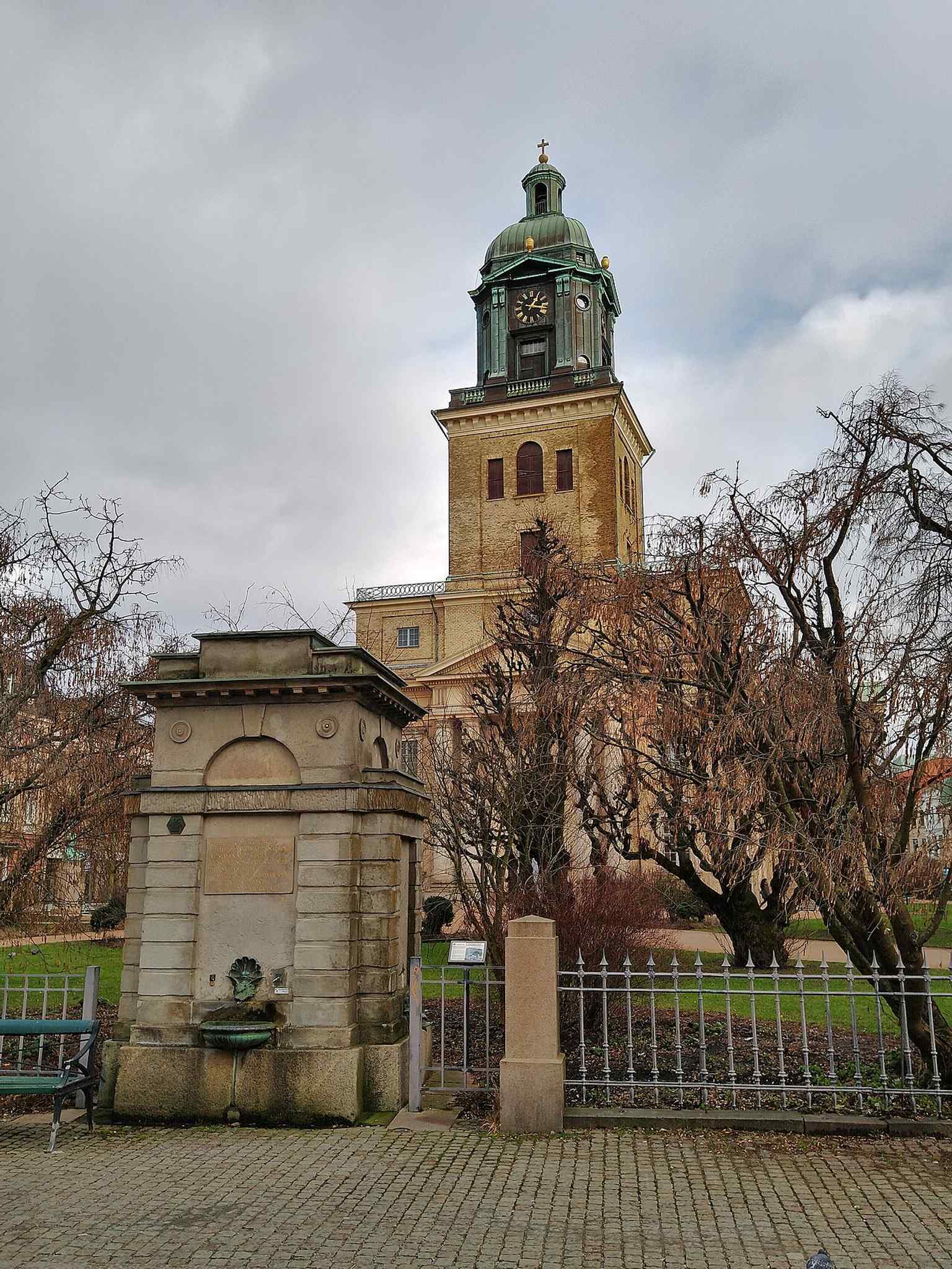 The Cathedral Well, located on Domkyrkoplanen's southwest side, stands proudly beside Gothenburg Cathedral, which is mentioned in the well's inscription.