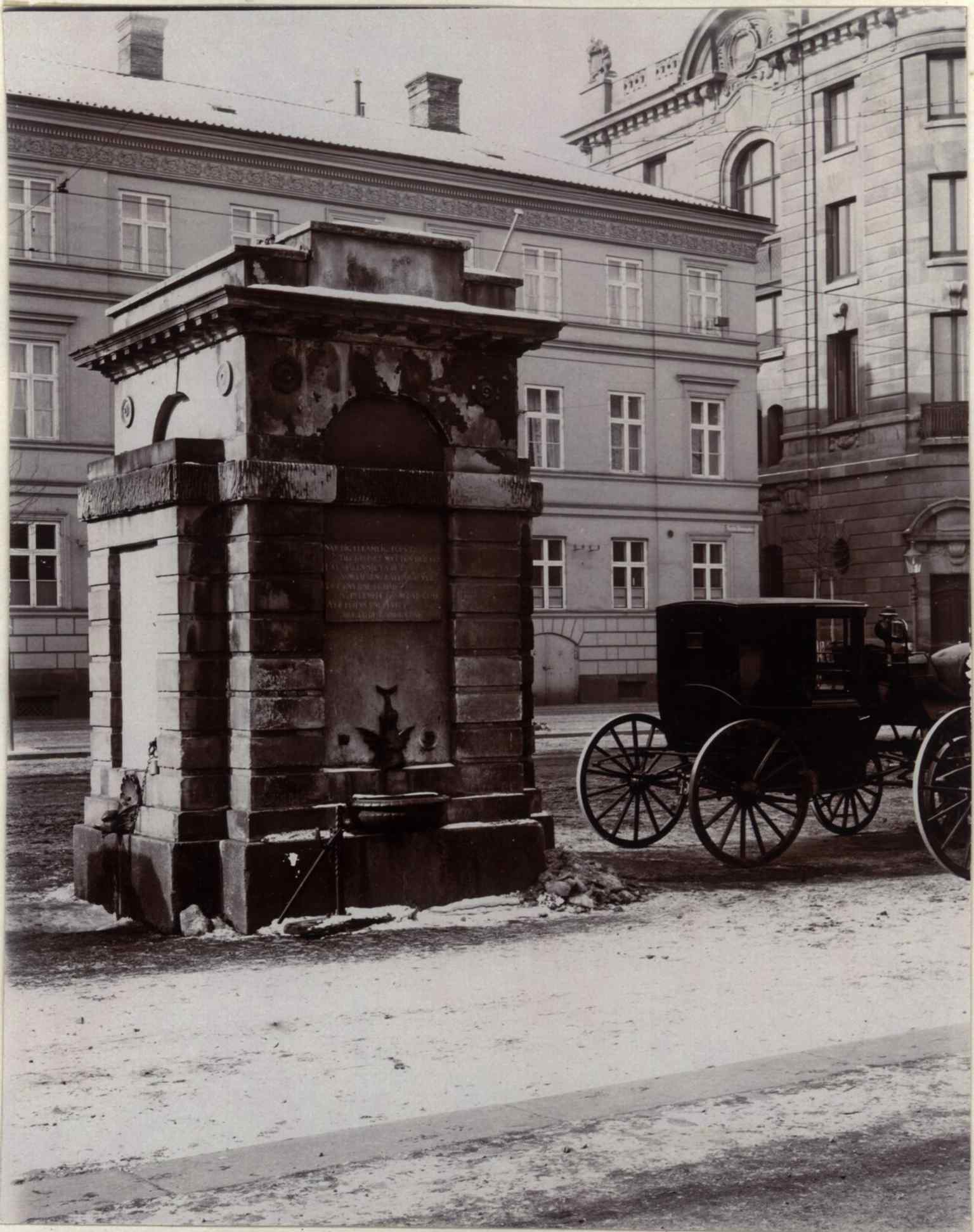 This historical photo from 1910 shows the well in its original location by Västra Hamngatan, before it was moved in 1967 after the Västra Hamnkanalen was filled in.