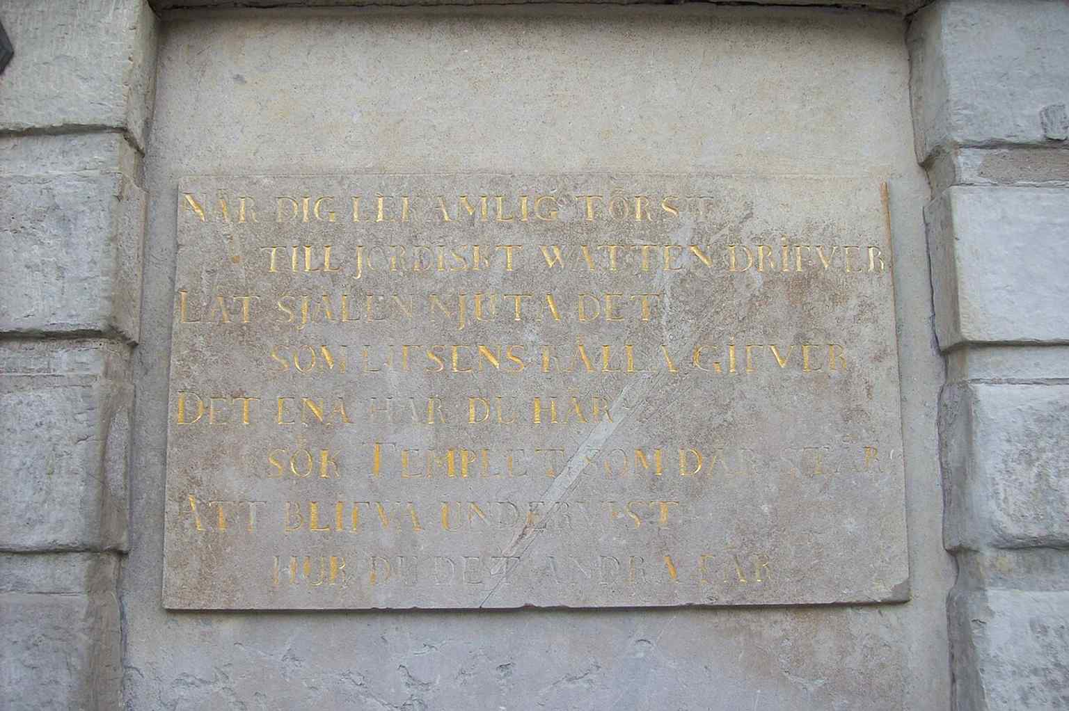 A close-up of the well's profound inscription, urging visitors to seek the spiritual 'source of life' in the nearby Temple.