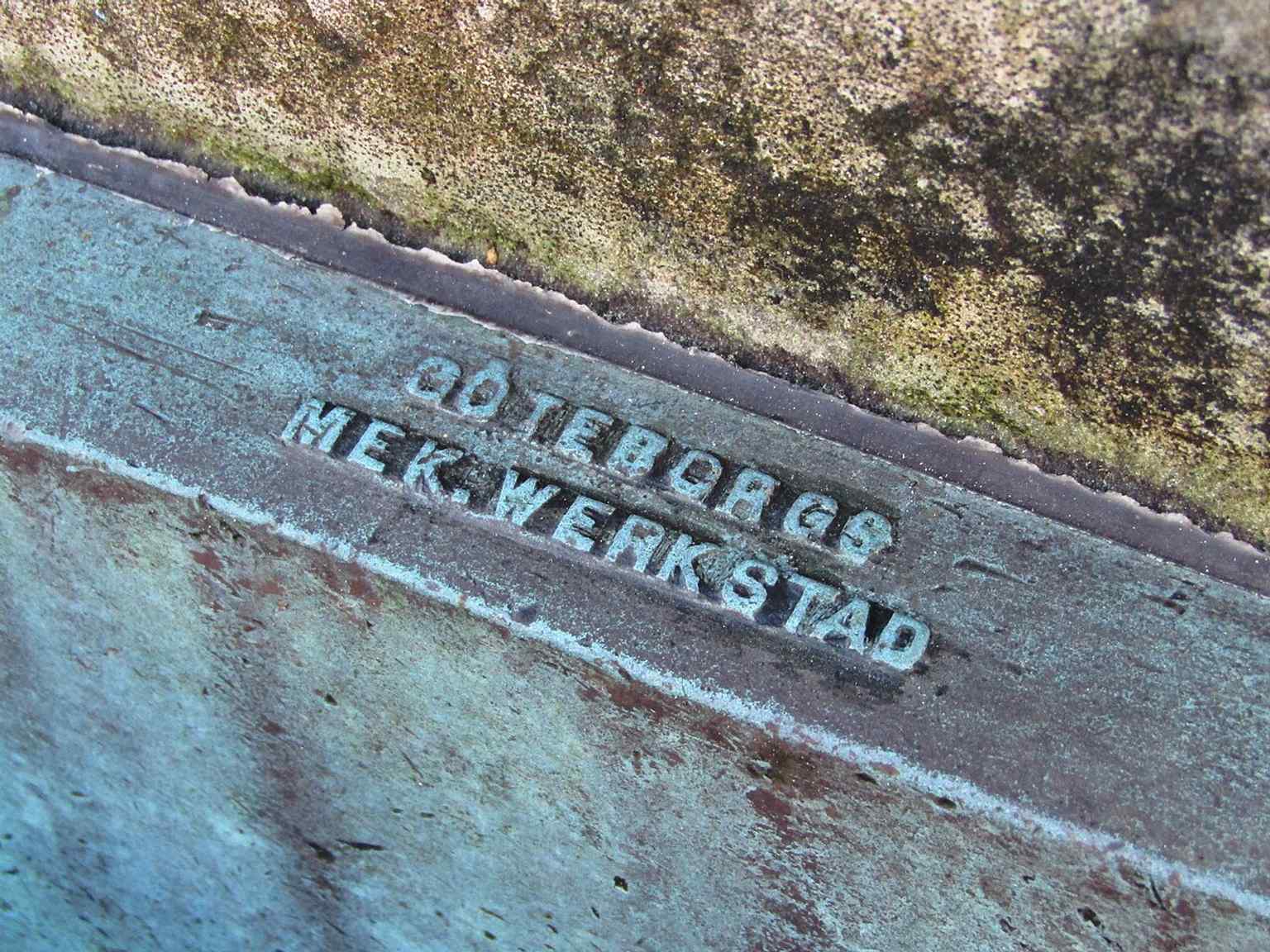 A less prominent inscription, 'GÖTEBORGS MEK. WERKSTAD,' reveals another layer of history or craftsmanship associated with the well.