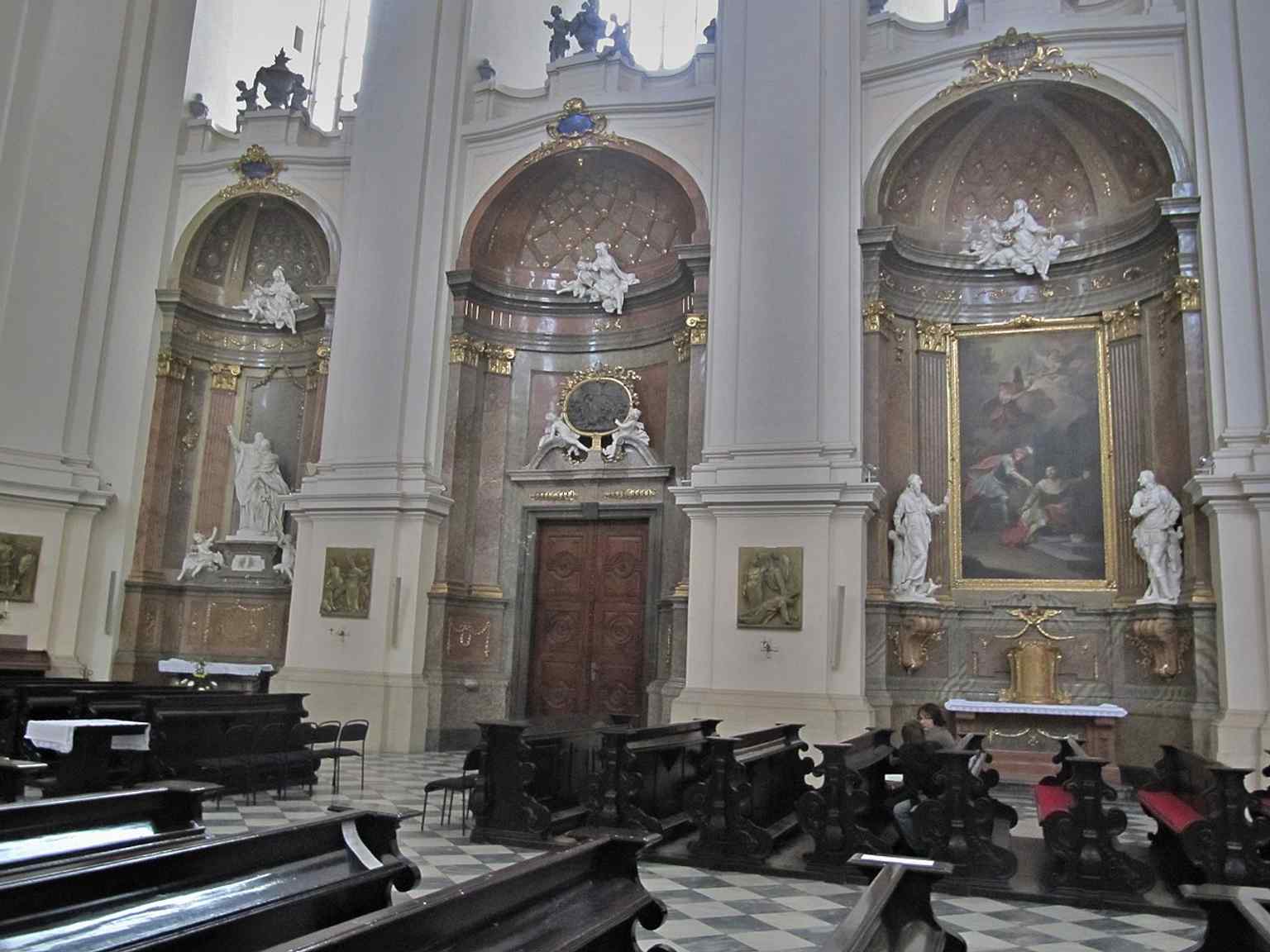 The southern side altars, part of the Baroque furnishing program that reshaped the cathedral interior.