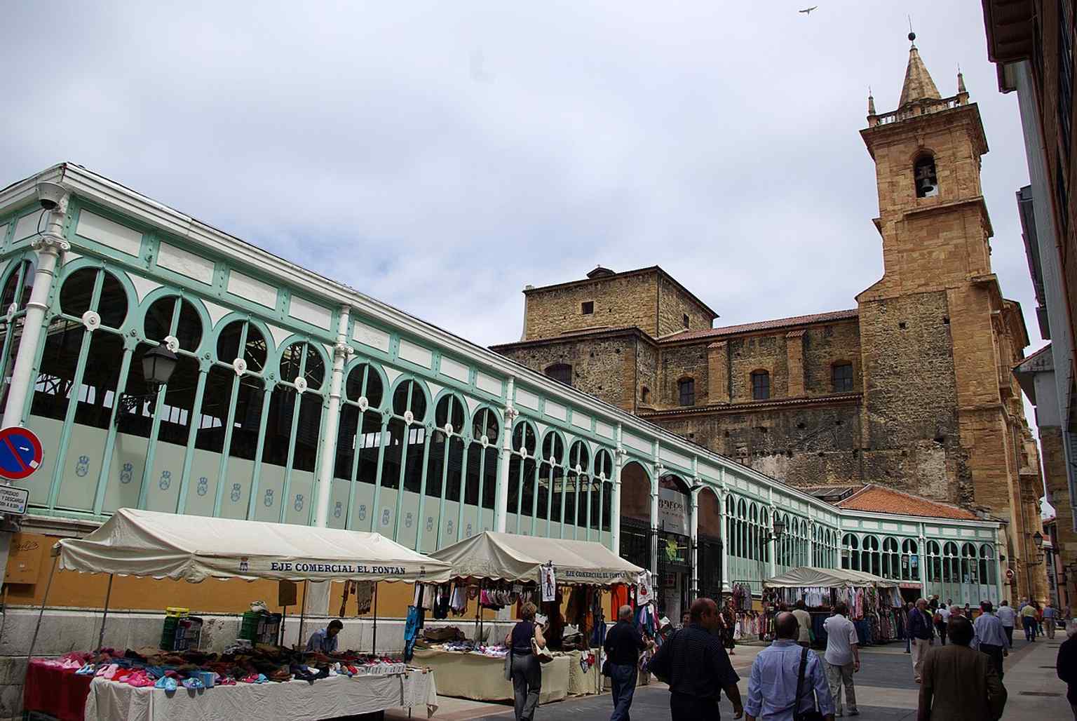El Fontán Market beside San Isidoro Church — the market’s north side is built right against the church, reflecting its unusual fit within Oviedo’s historic center.
