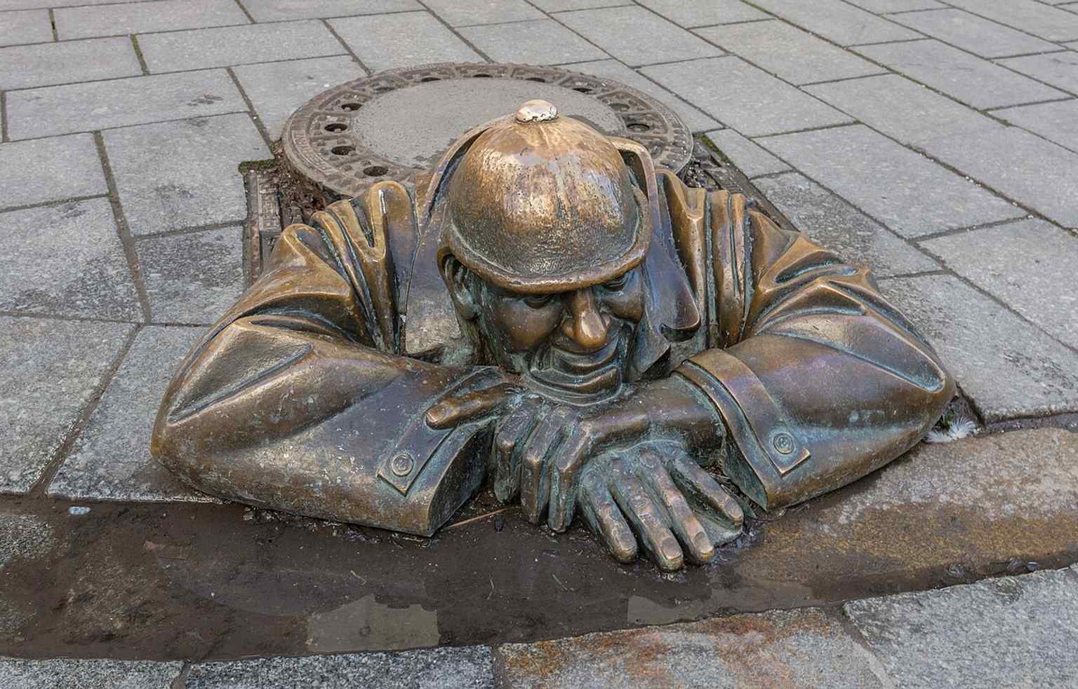 A clear modern view of Čumil, the bronze figure installed in 1997 as part of Bratislava’s renewed pedestrian zone.