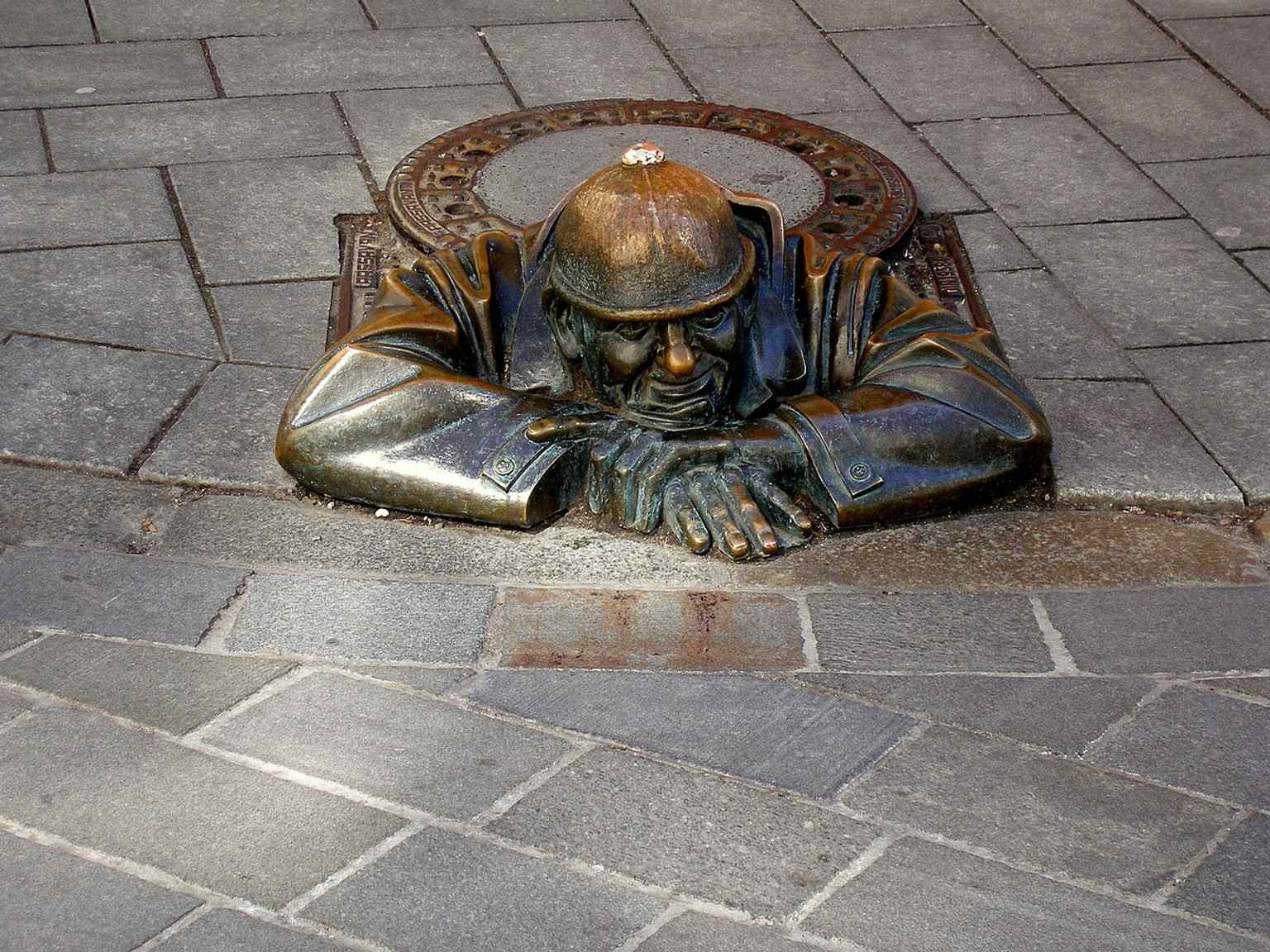The statue at the corner of Laurinská, Panská and Rybárska brána, where visitors stop to see the famous bronze worker.