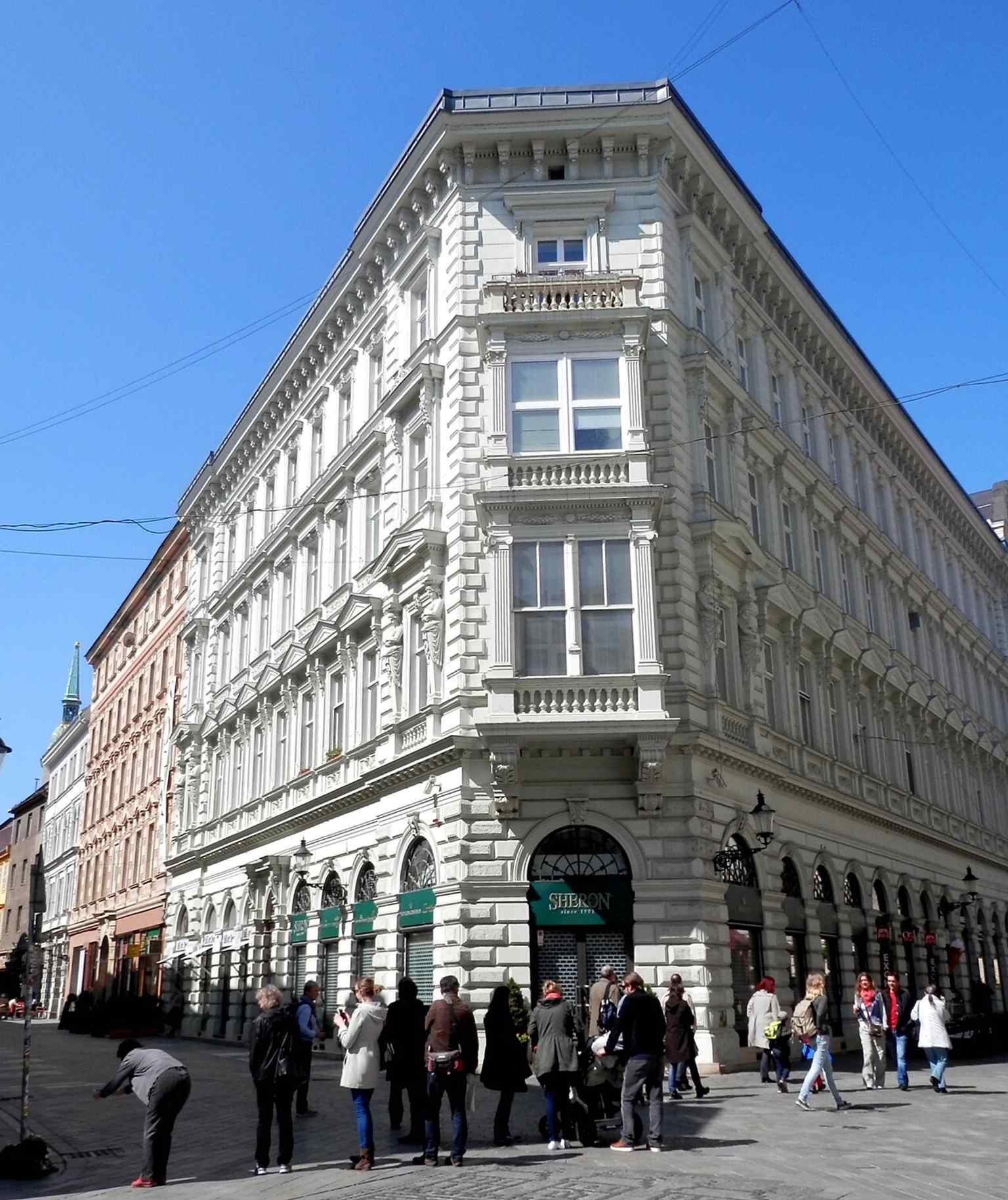 Čumil on Panská Street, showing the playful “man at work” pose that made it a city landmark.