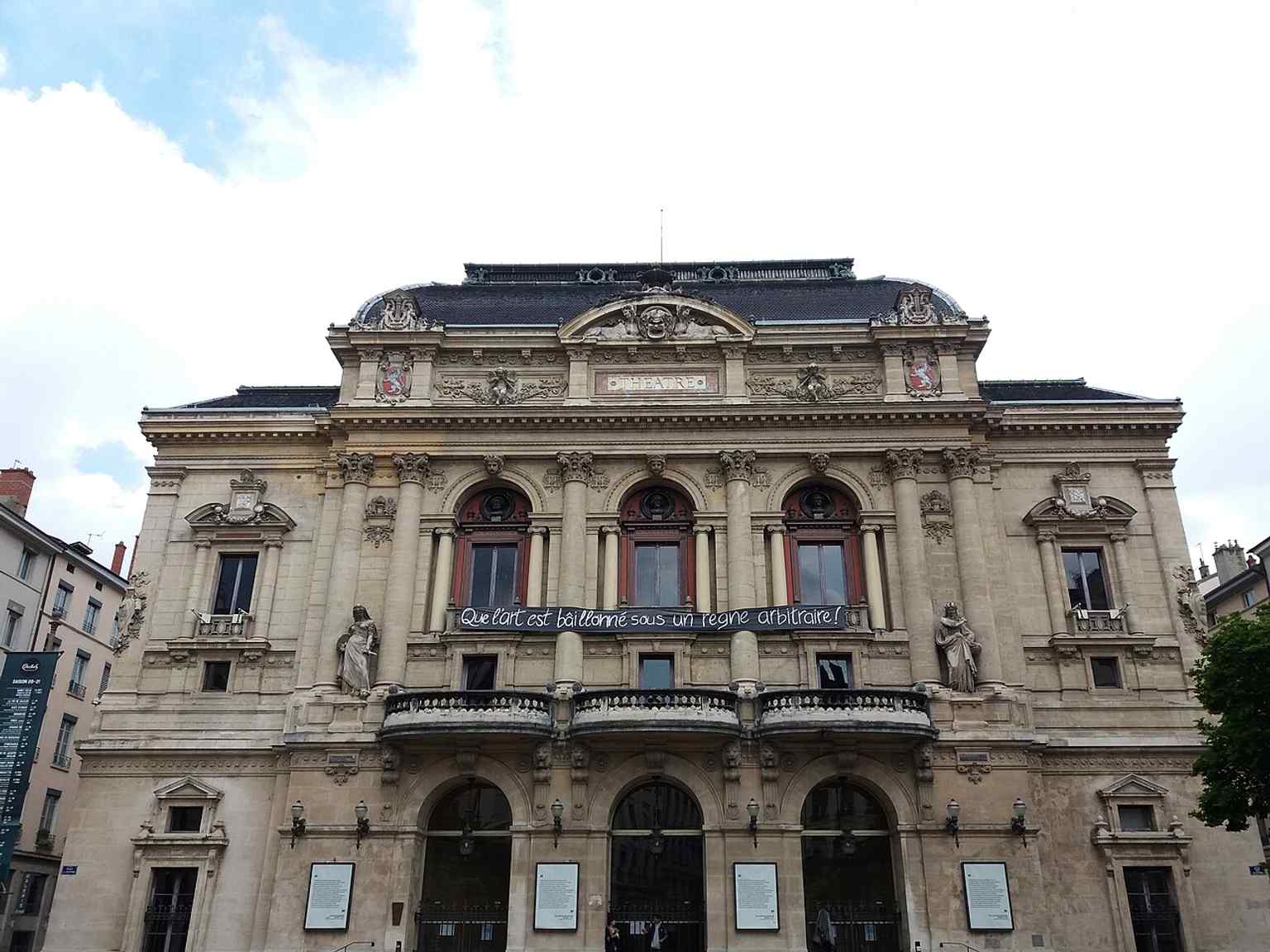 A Shakespeare quote on the Place des Célestins during the Covid closure, linking the site to the life of theatre today.