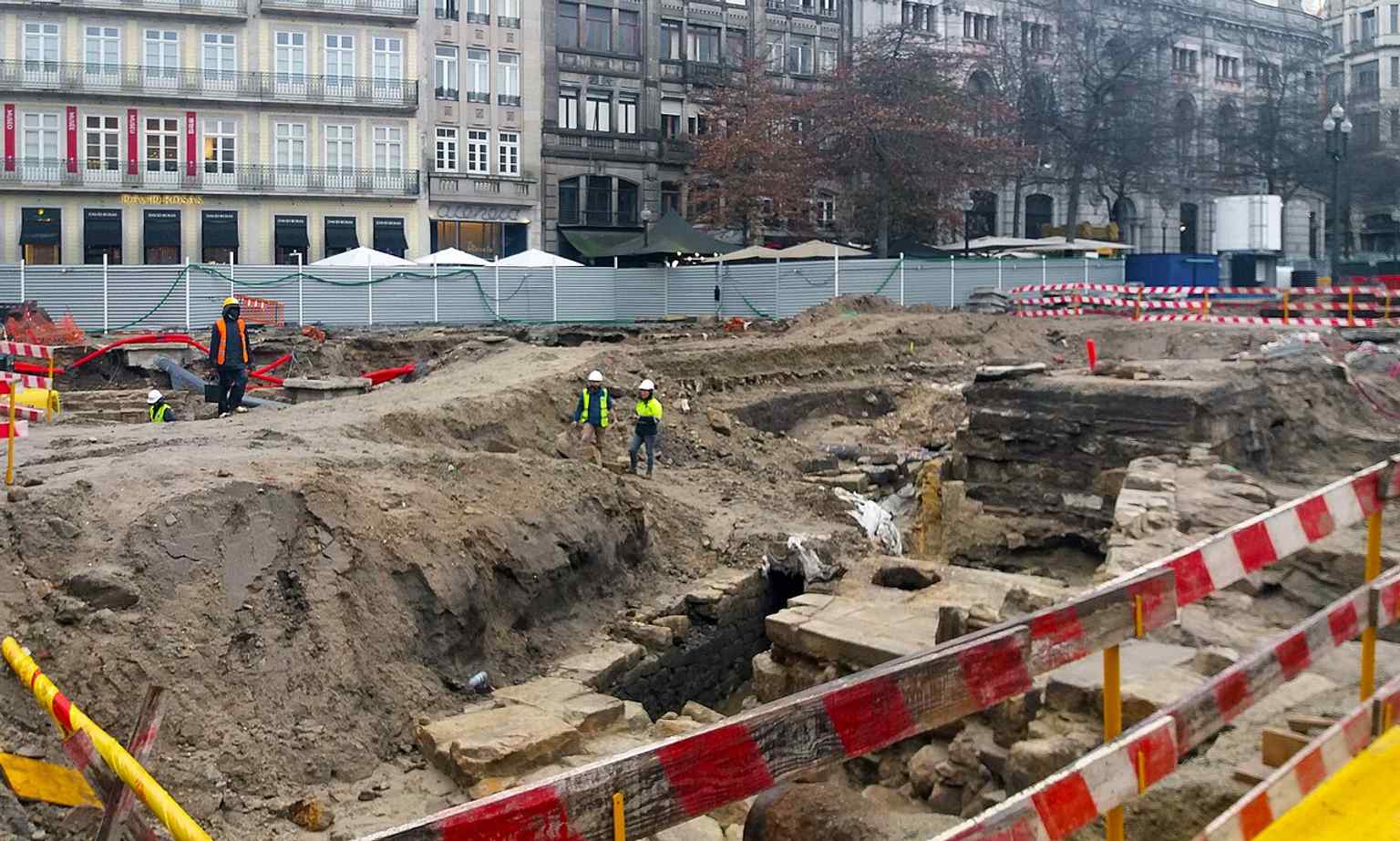 Construction works in Liberty Square during the metro project, showing how this central Porto landmark continues to evolve around the Praça da Liberdade and Avenida dos Aliados axis.