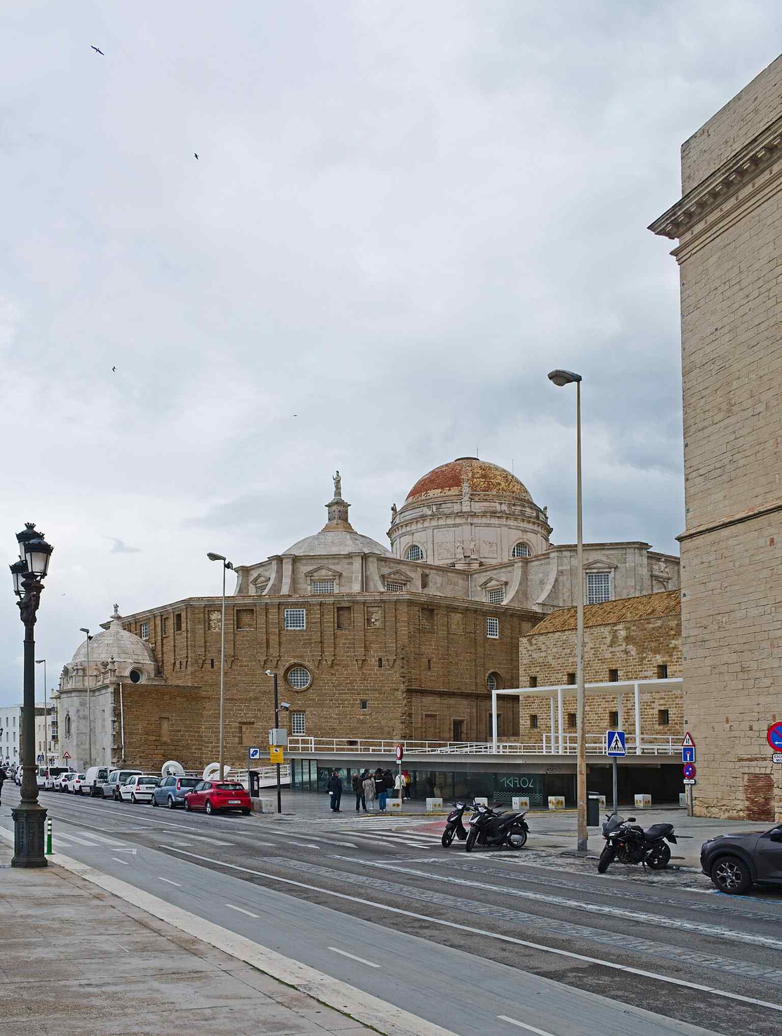 Another seafront perspective that underlines the cathedral’s relationship with Cádiz’s coastline and open sky.