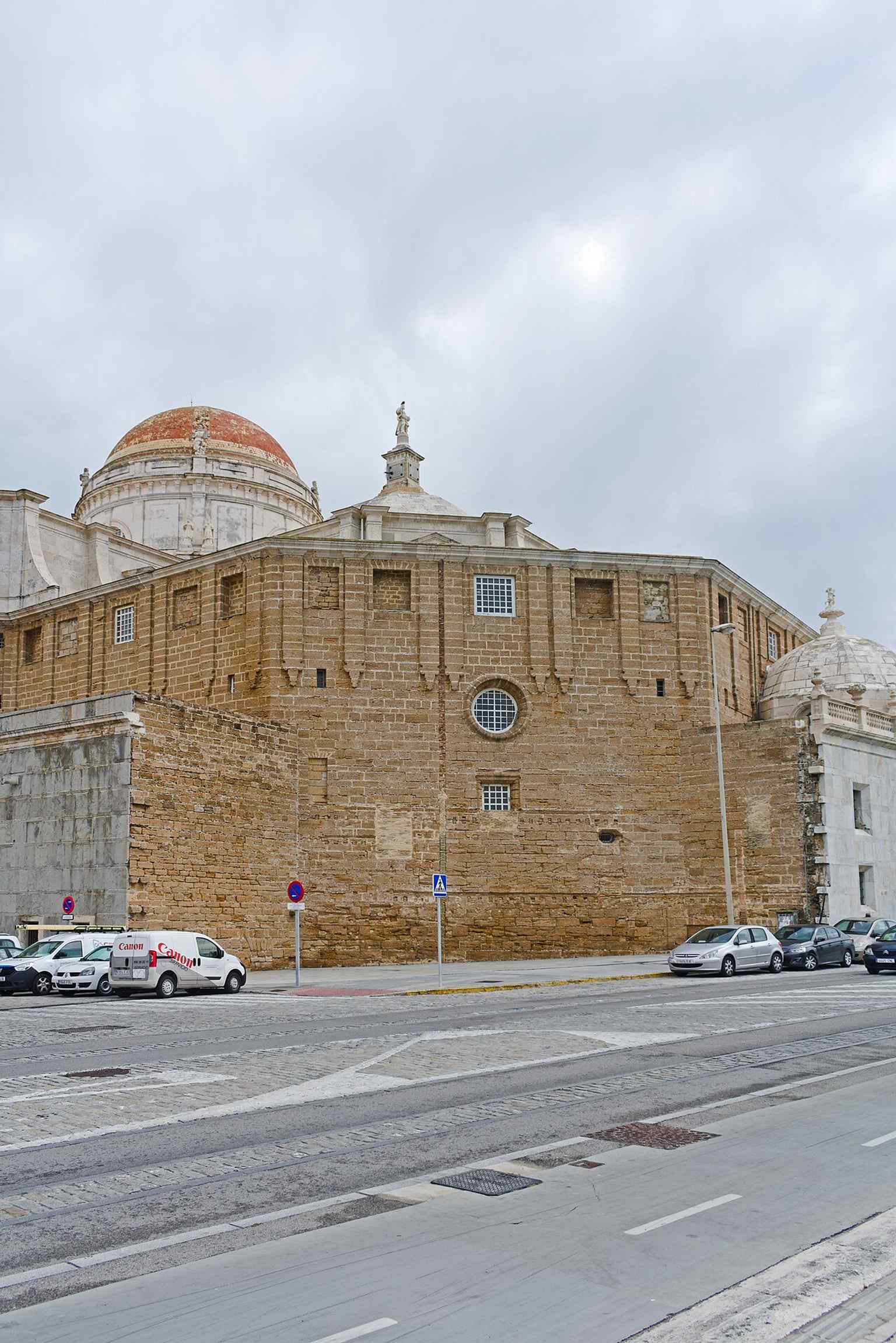 A different angle from the Avenida Campo del Sur, helping show the cathedral’s massive scale from multiple viewpoints.