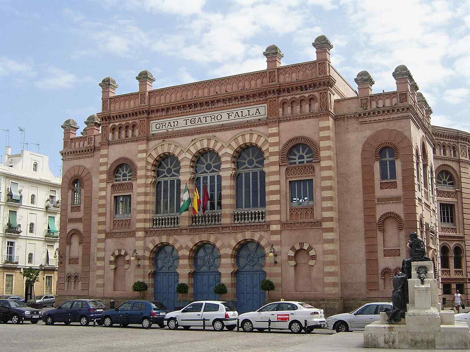 A straightforward exterior view of the Gran Teatro Falla, the Cádiz landmark known for hosting the city’s Carnival and major concerts.