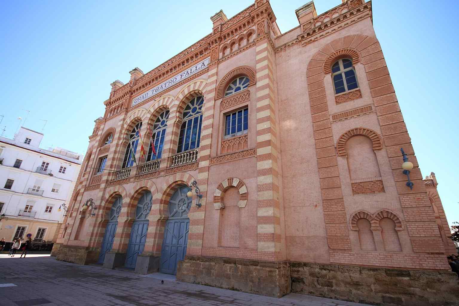 A clear frontal view of the Gran Teatro Falla, matching its distinctive red-brick Neomudéjar façade in Plaza Fragela.