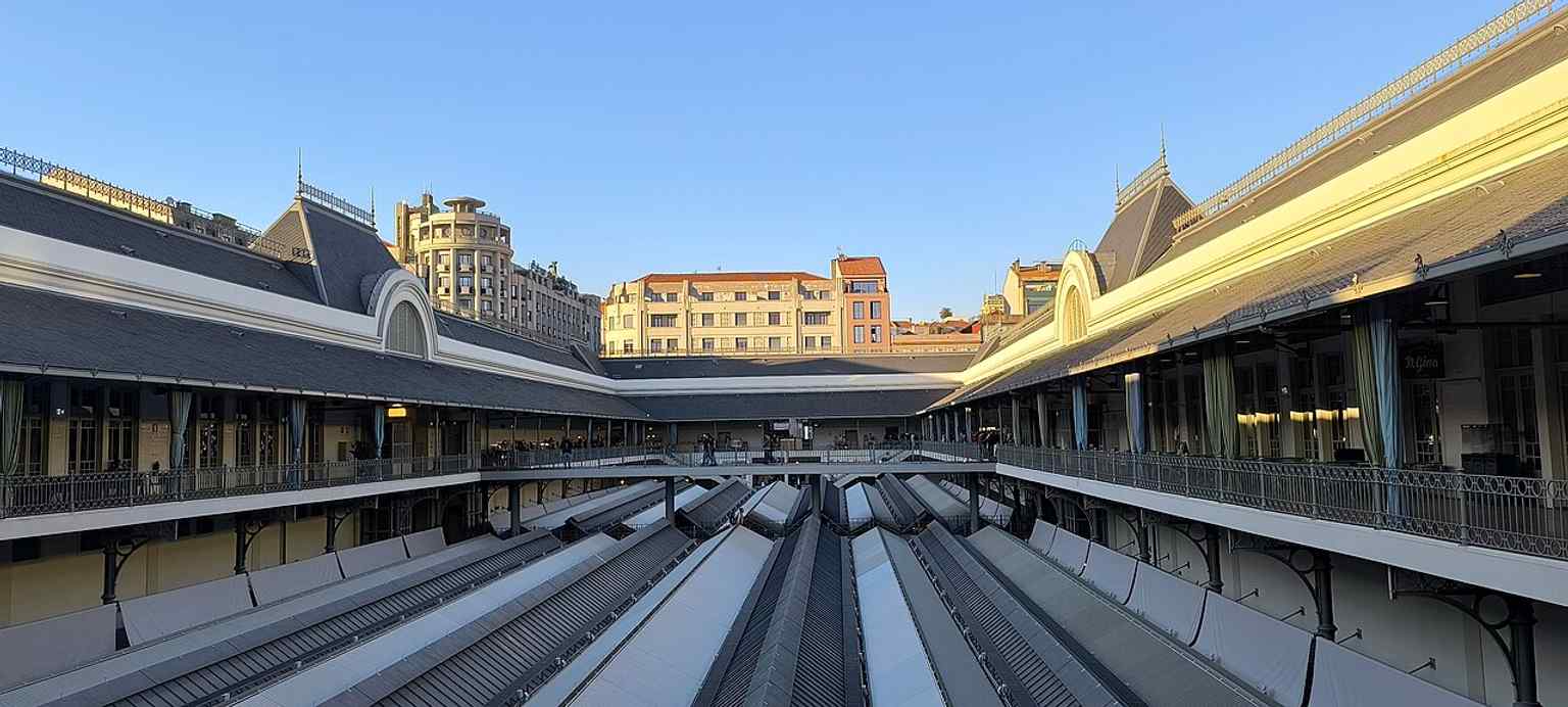 A wide street-level view of Bolhão Market showing its monumental presence in the Baixa, where the city concentrated its traditional food trade.