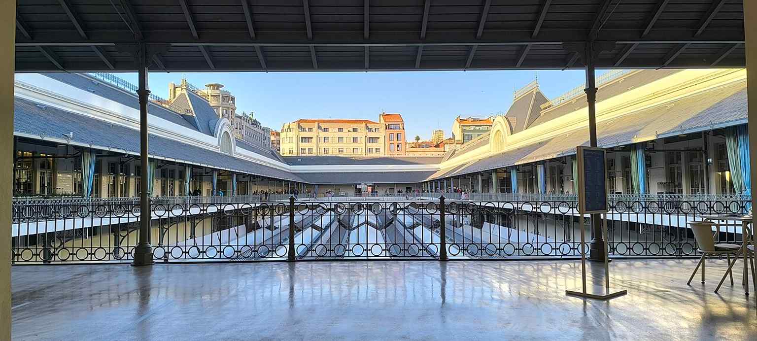 A broad view of the market building, echoing its role as a major public market for fresh produce, flowers, meat, and fish.