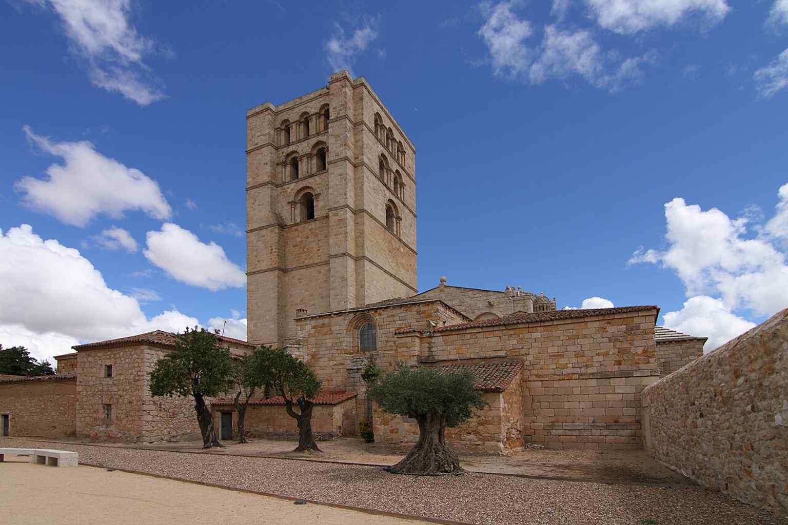 A classic view of Zamora Cathedral rising above the old city walls, reflecting how the church still stands within the medieval defenses mentioned in its history.