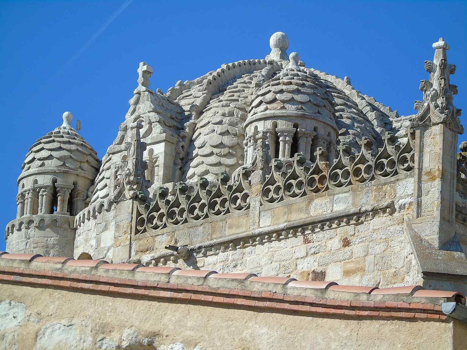 The cathedral’s full Romanesque mass seen from outside — a strong overall view of one of Spain’s finest Romanesque churches.