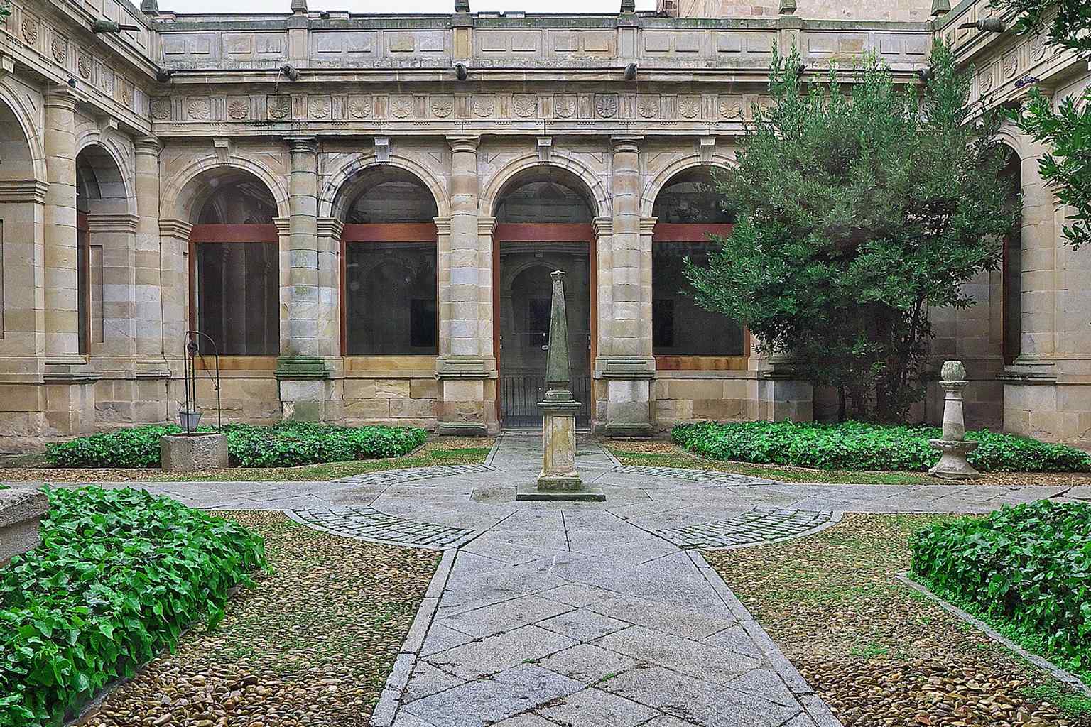 The cloister, shaped by later rebuilding after the 1591 fire that destroyed parts of the medieval cloister and its artworks.
