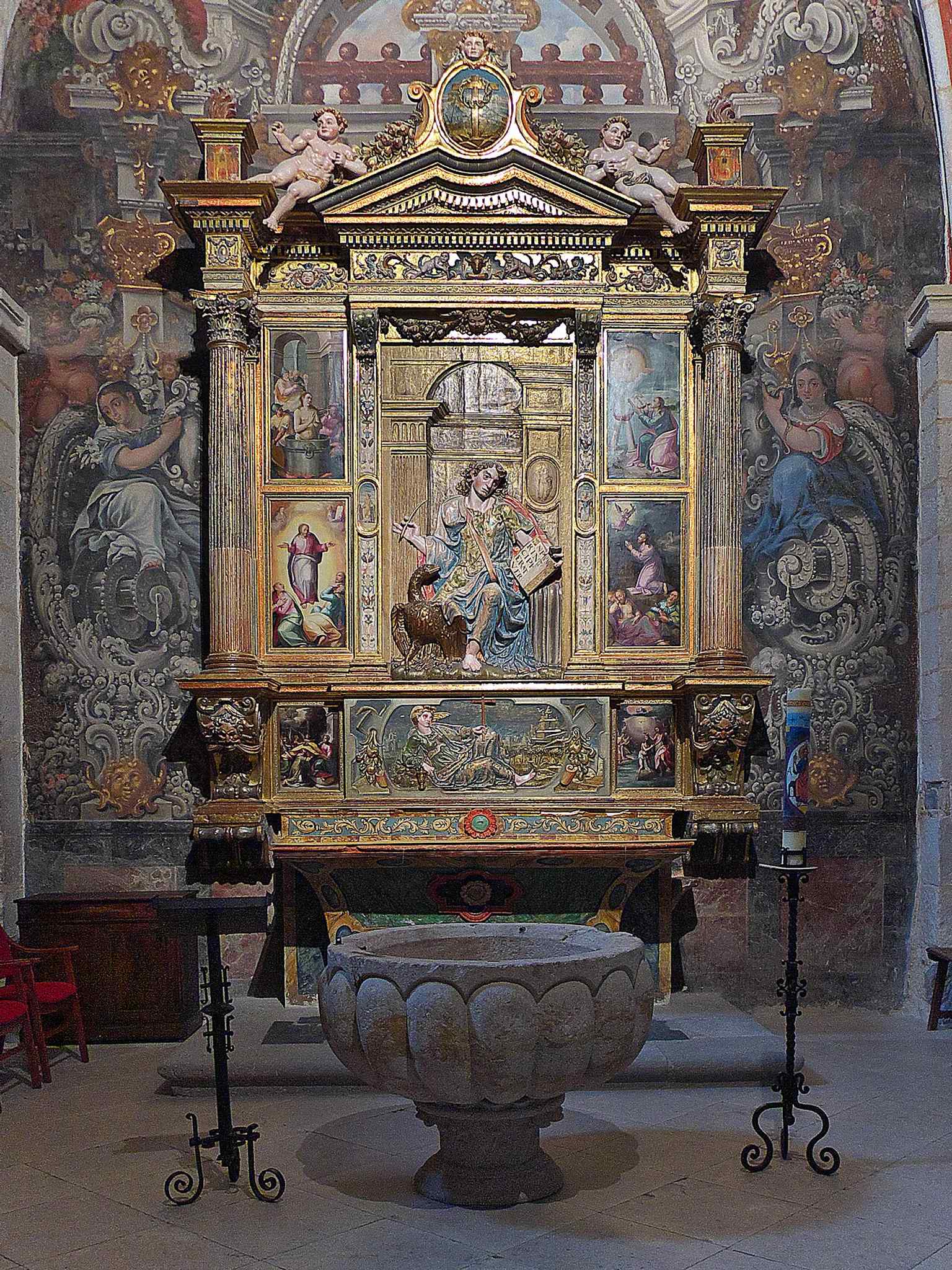 The Chapel of Saint John Evangelist with its Renaissance altarpiece, part of the cathedral’s rich interior chapels and funerary spaces.