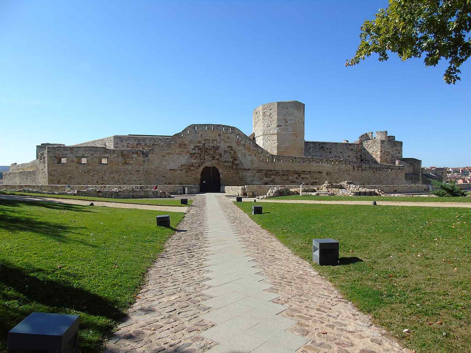 The Castle of Zamora seen from outside in full daylight, a strong view of the medieval fortress that once defended the city against Sancho II’s siege in 1072.