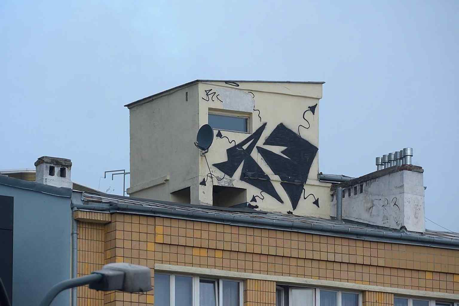 A civil-defense observation tower mounted on a Mokotowska tenement, an unusual reminder of the city’s Cold War layer.