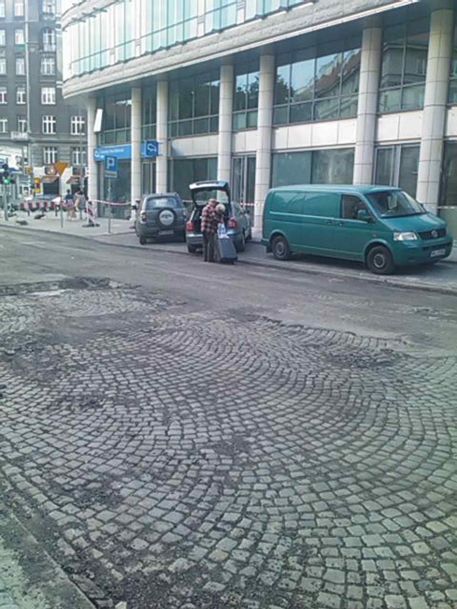 During the 2010 roadworks, the prewar basalt paving was uncovered and partially reused, revealing the street’s hidden historic surface.