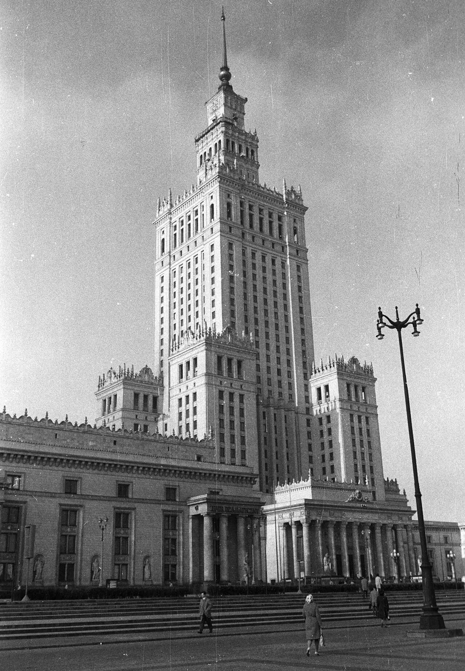 A 1962 Warsaw view with PKiN towering over the city, reflecting its status as one of Europe’s tallest buildings at the time.