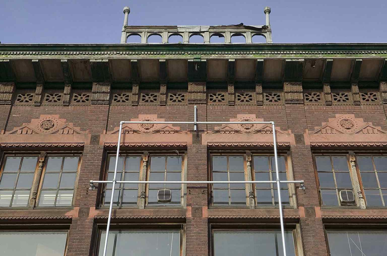 A close look at the front facade details from the monument-listed building designed by Willem Diehl.