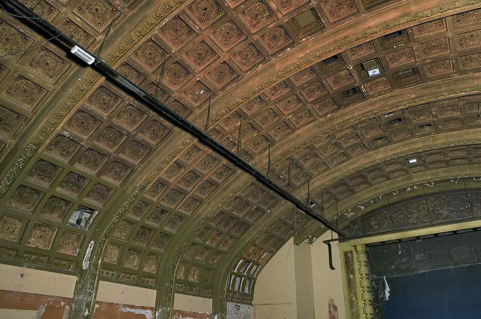 The coffered ceiling in the hall reflects the richly decorated interior that made Luxor stand out in 1915.