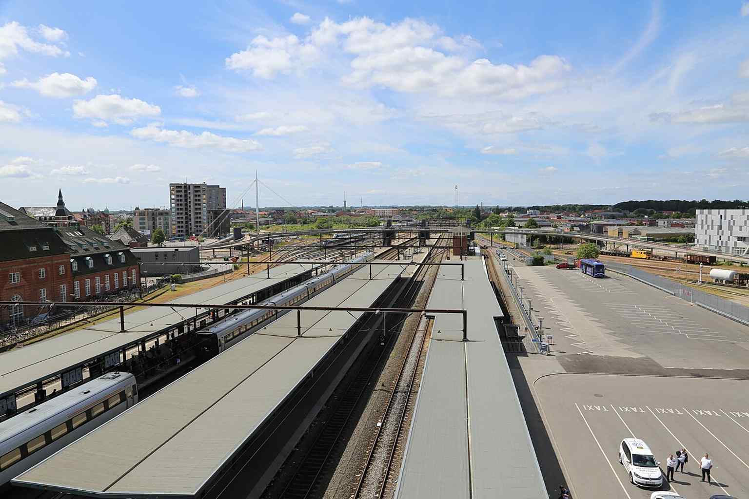 Odense station platforms leading toward Byens Bro — the bridge was built to connect pedestrians and cyclists across the railway yard.