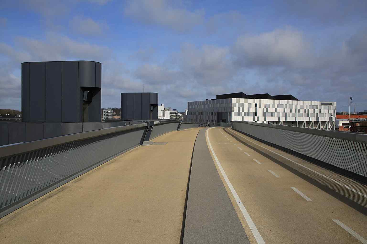 View north across Byens Bro showing the separate pedestrian and cycle lanes, plus the stair and lift towers to platforms 5/6 and 7/8.