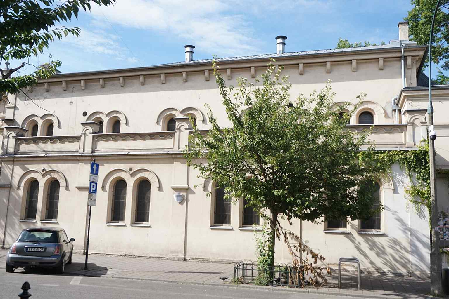 A clear recent view of the synagogue’s tall central body and side wings, reflecting the Moorish Revival and Rundbogenstil design.