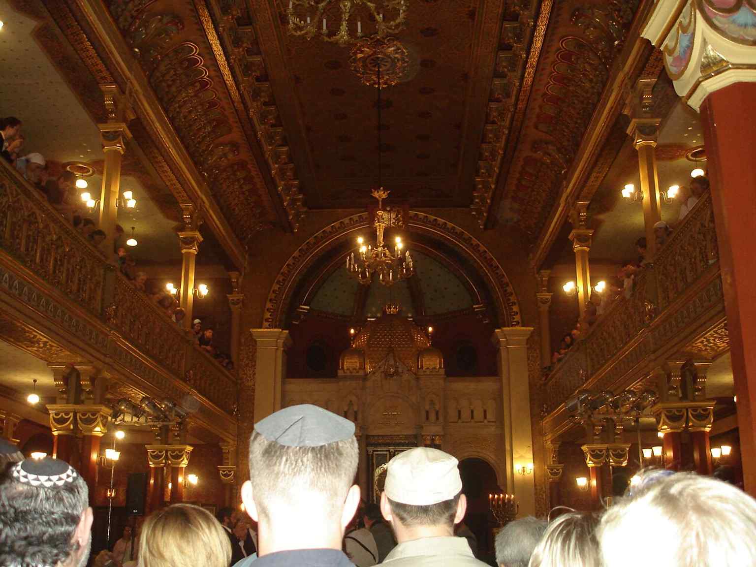A lively service inside Tempel, showing the synagogue’s continued use for religious life and community gatherings in the postwar era.