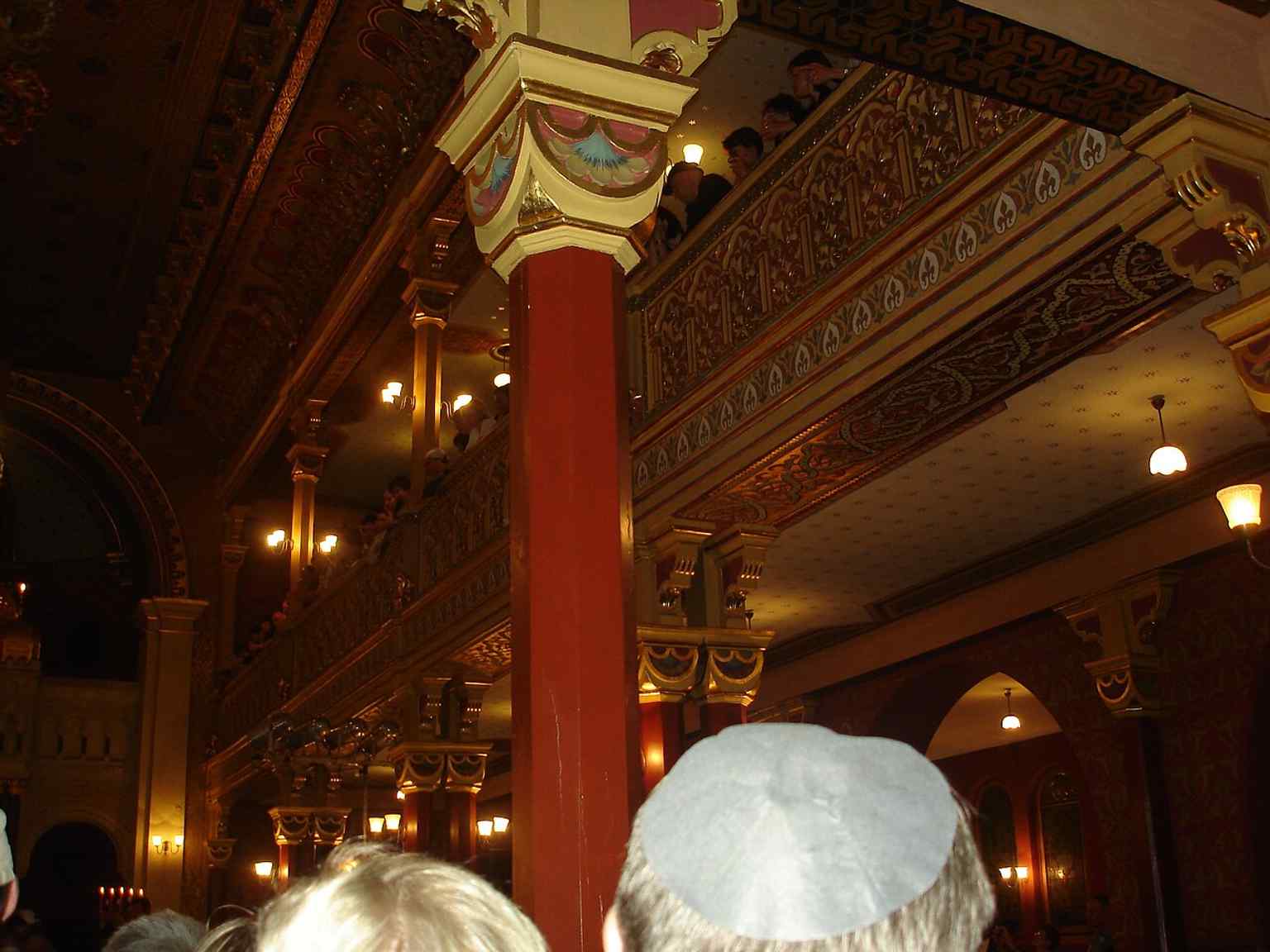 Interior worship in Tempel, a reminder that the building was returned to prayer after wartime desecration and later restoration.