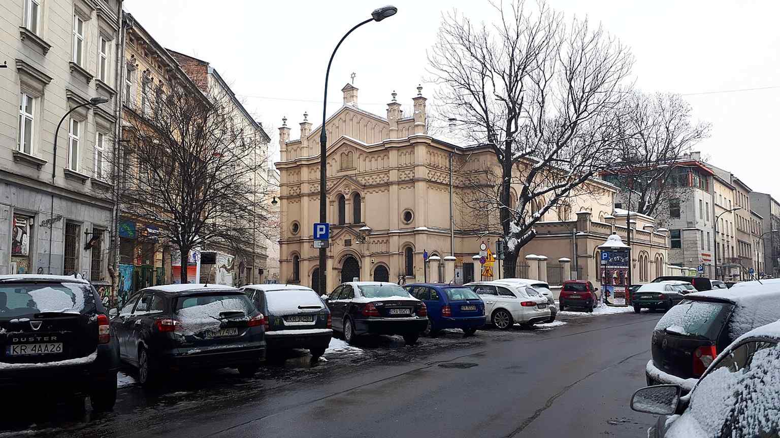 A wider street-level view that shows Tempel Synagogue in its Kazimierz context, still active at the heart of Kraków’s Jewish quarter.