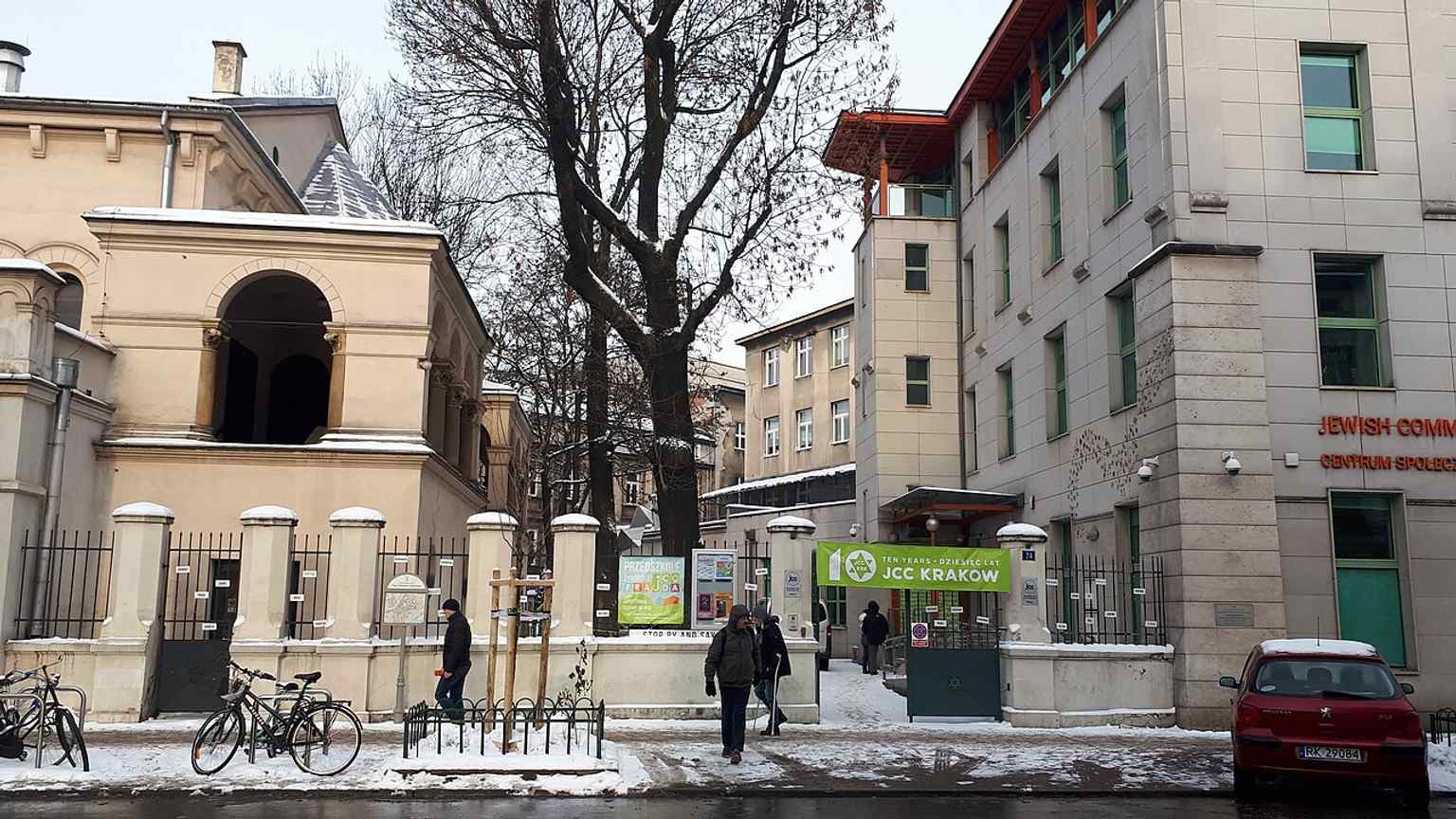 Tempel beside the Jewish Community Centre, showing how the site has grown into a living cultural campus, not just a historic monument.