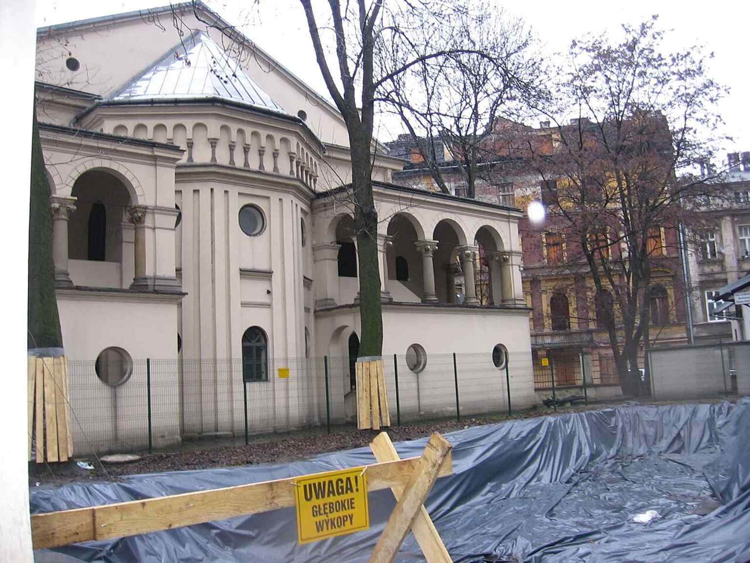 The Jewish Community Centre under construction behind Tempel, a sign of the synagogue’s modern revival as a communal hub.