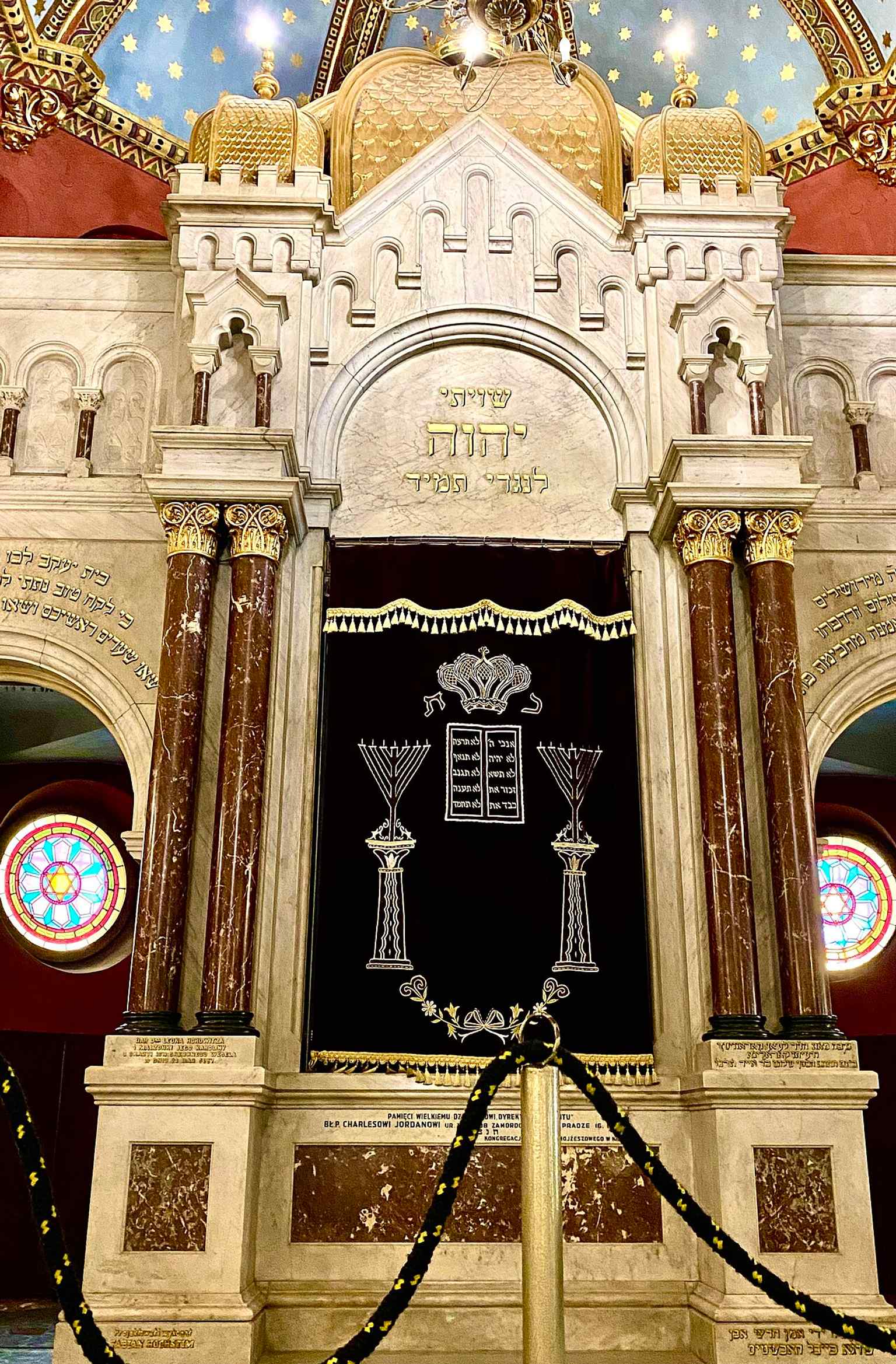 A close look at the Aron Kodesh area, where the gold-leaf finish and ornate decoration reflect the synagogue’s lavish 19th-century interior.