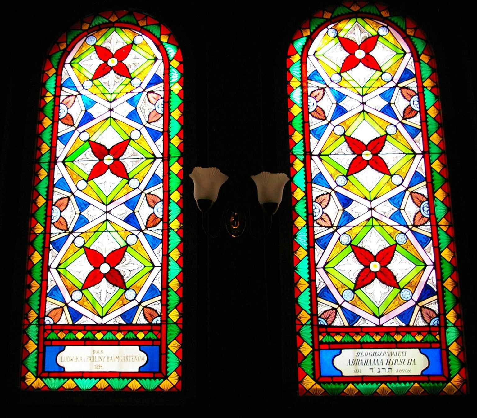 Another stained-glass detail from Tempel, echoing the synagogue’s long tradition of donor patronage and careful restoration.