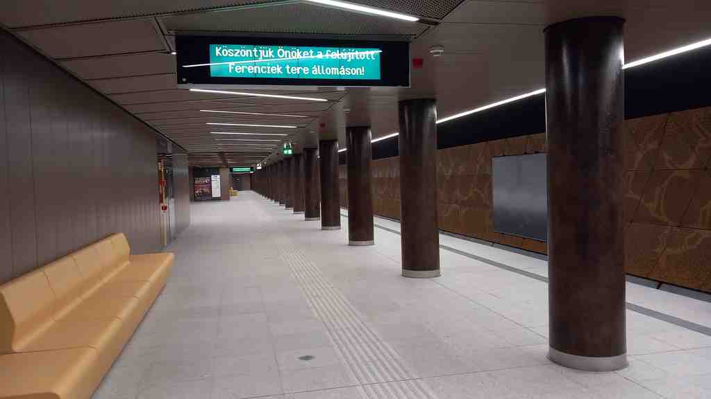 Ferenciek tere metro station