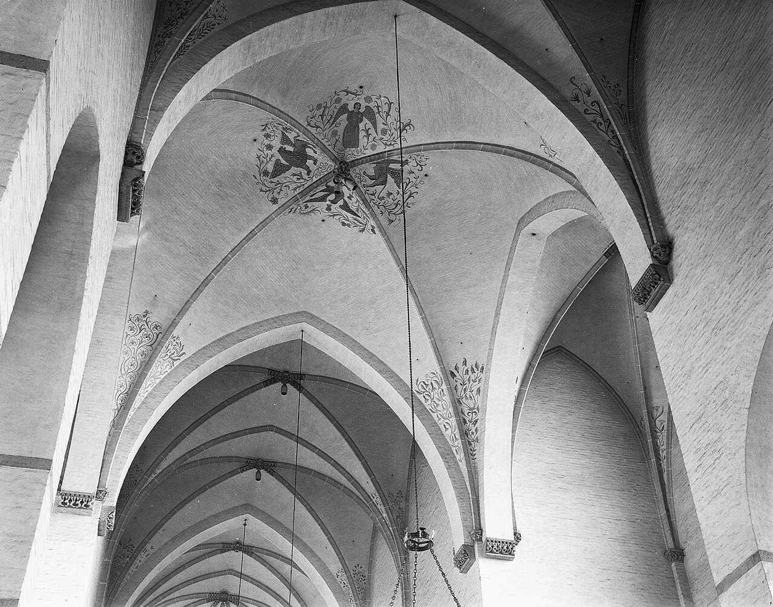 The rebuilt vaulted interior recalls the postwar reconstruction that aimed to restore the church’s 14th-century atmosphere.