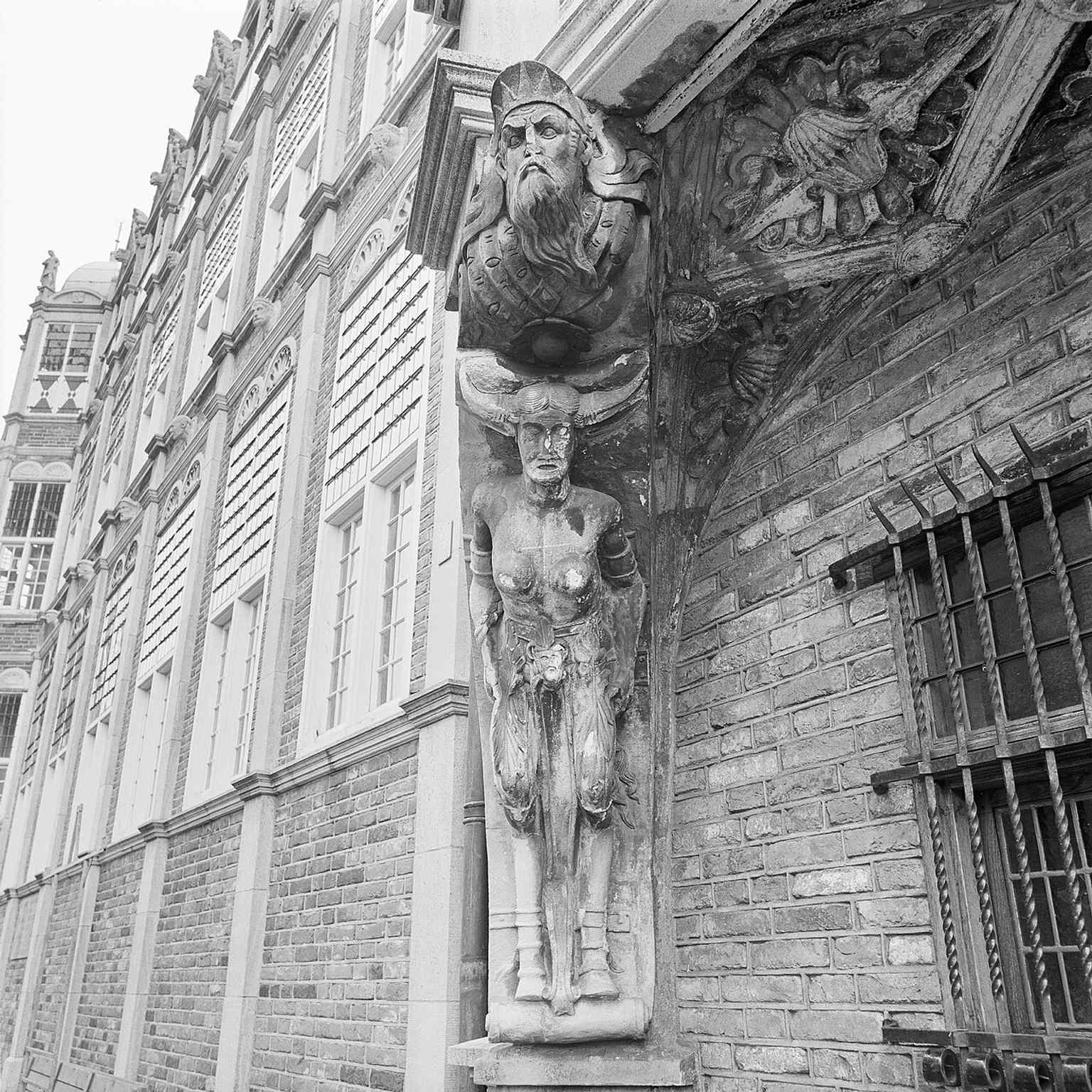 One of the devil sculptures on the façade—the grotesque figures that turned the building’s nickname into local folklore.