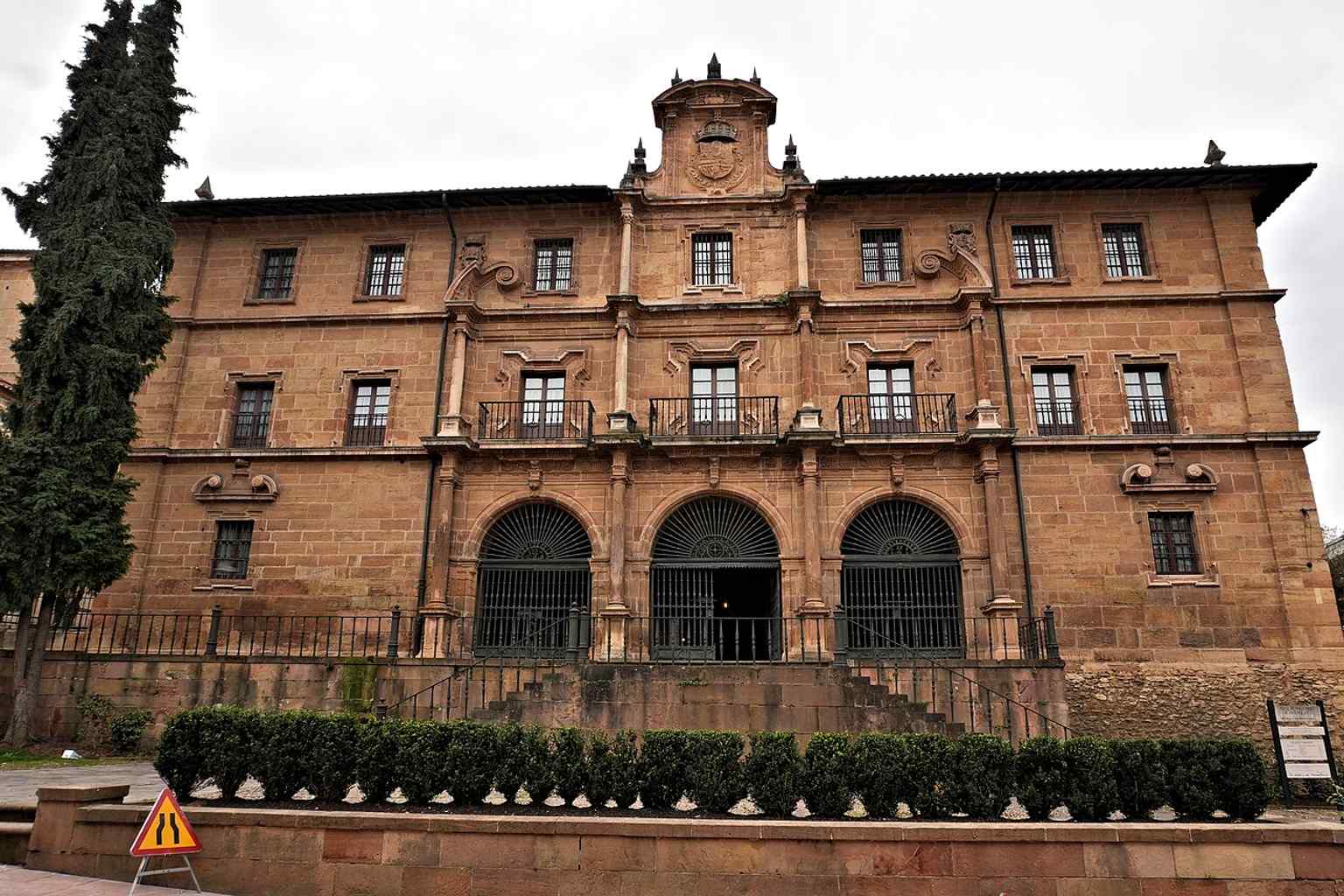 A modern view of the monastery of the Pelaya nuns, still a cloistered community in the historic heart of Oviedo.