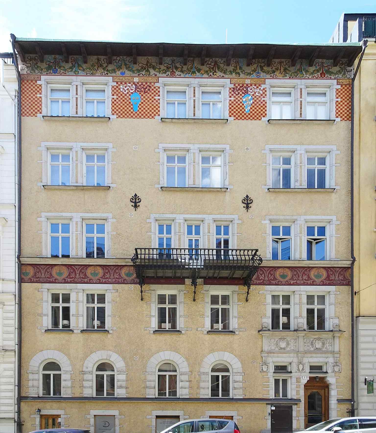 The restored 1888 façade on Styrmansgatan shows Kasper Salin and Carl Widell’s modern spritputs design, with decorative painted bands just below the roofline.