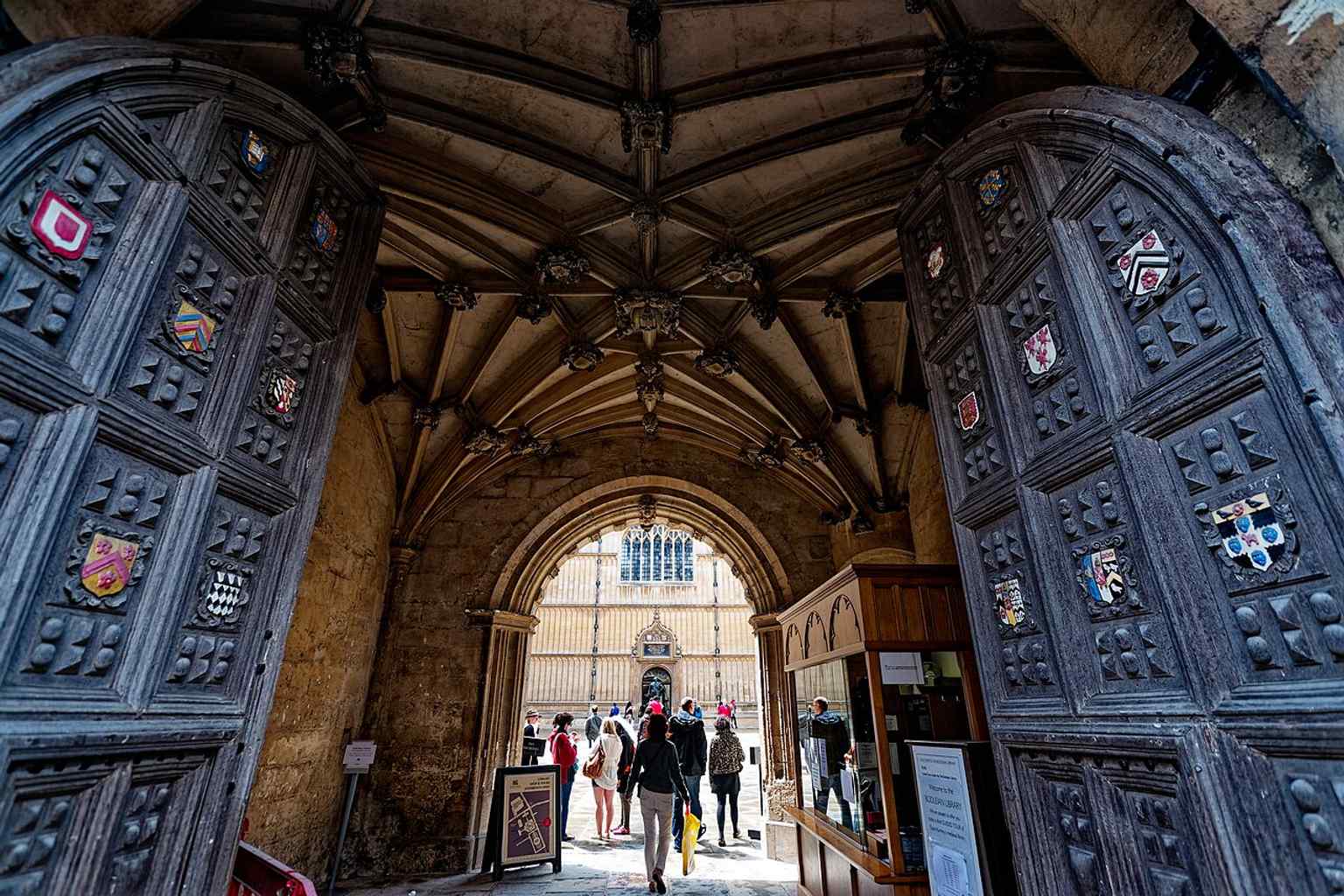 Inside the Great Gate, you enter the Old Schools Quadrangle, the 17th-century core that grew out of Bodley’s early-1600s re-founding.