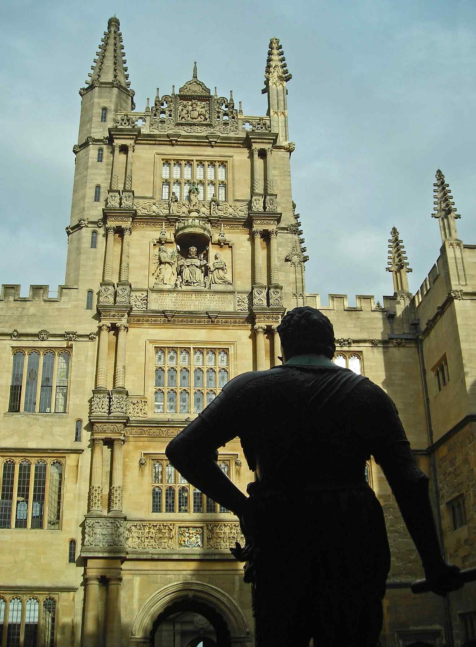 Seen from the courtyard, this view links the Bodleian’s historic interior to the statue-lined quadrangle outside.