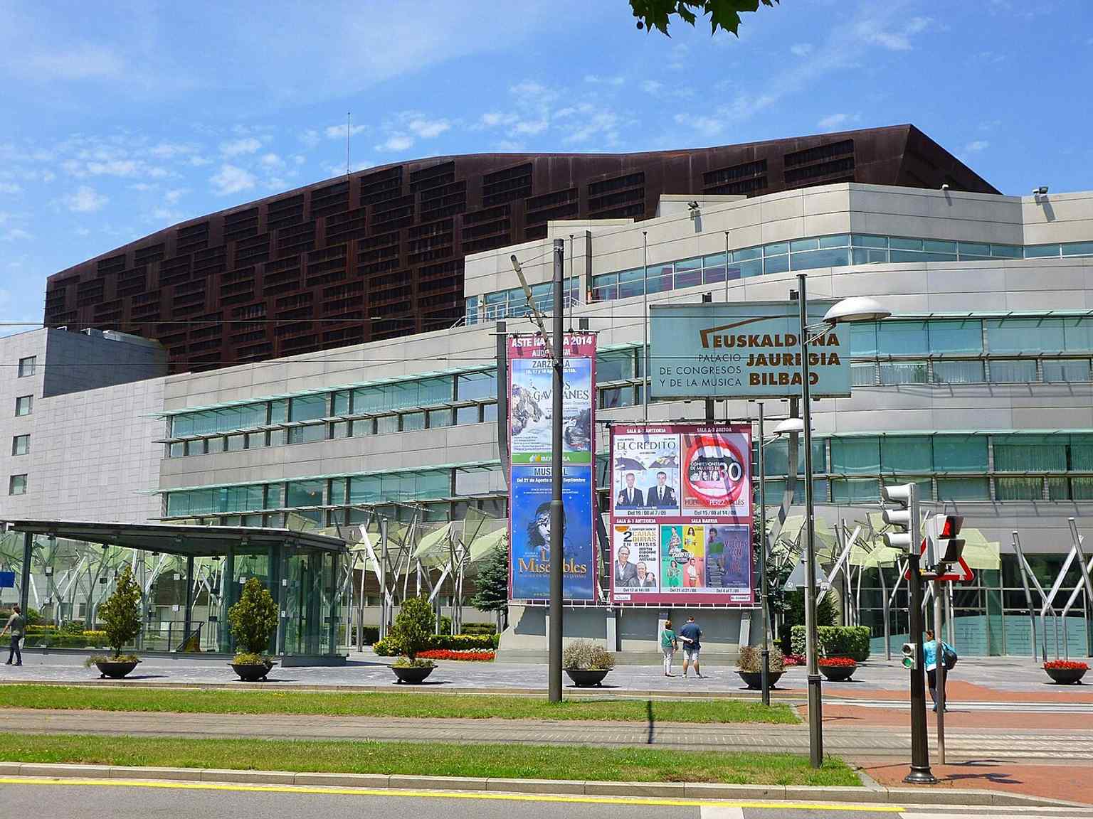 The conference and concert complex from another angle, matching the building’s role as a major opera, concert, and congress venue in Abandoibarra.