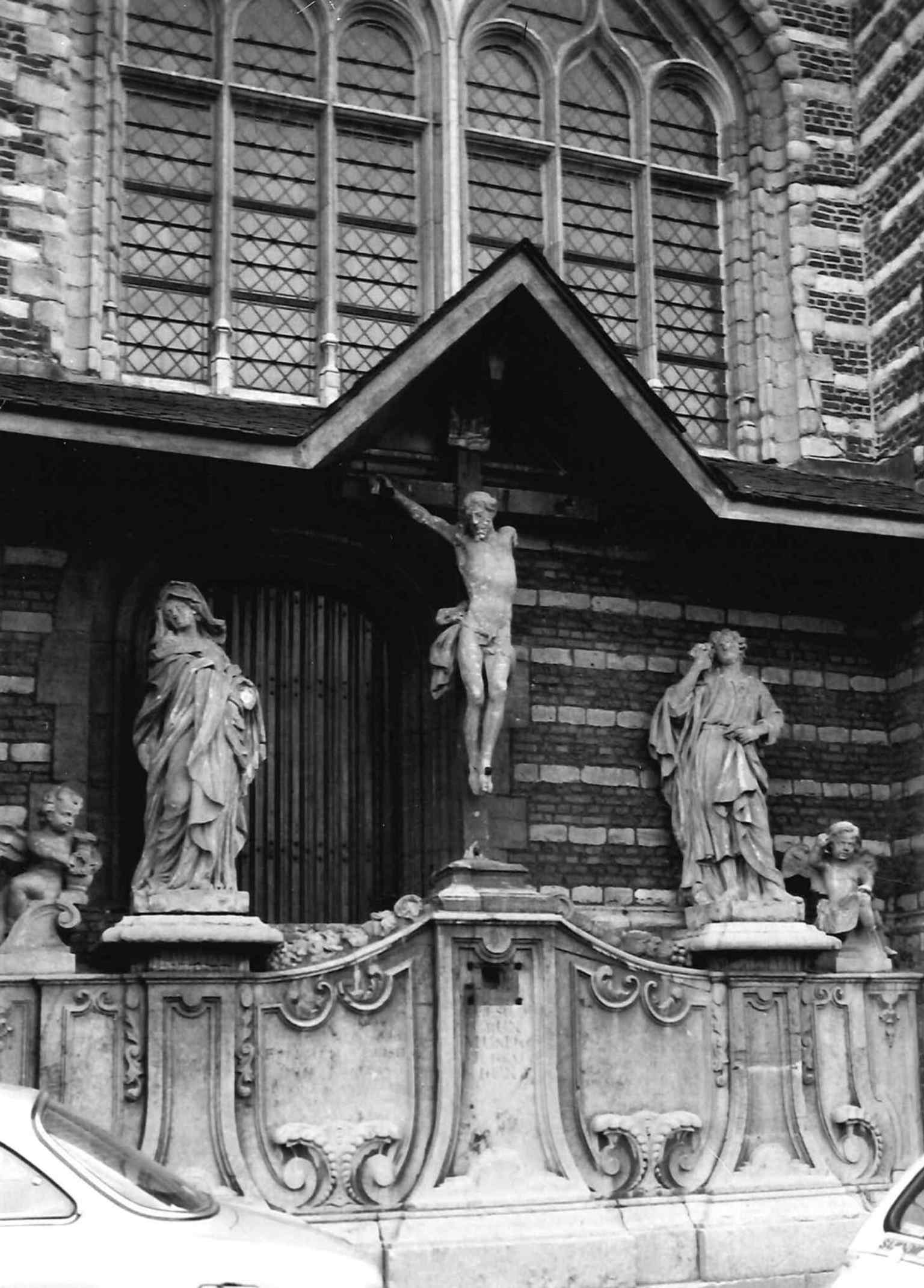 Nahaufnahme der Kalvarienberg-Szene, die das Gebäude mit seinem Andachtskunstwerk und der historischen Bloedberg-Kulisse verbindet.
