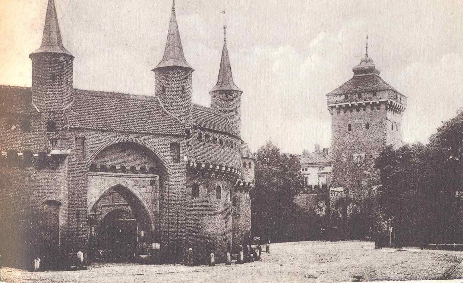 Der heilige Florian, der auf der Südseite ein brennendes Gebäude löscht – eine lebendige Erinnerung daran, dass das Tor Schutz vor Feuer wie auch vor Krieg symbolisierte.