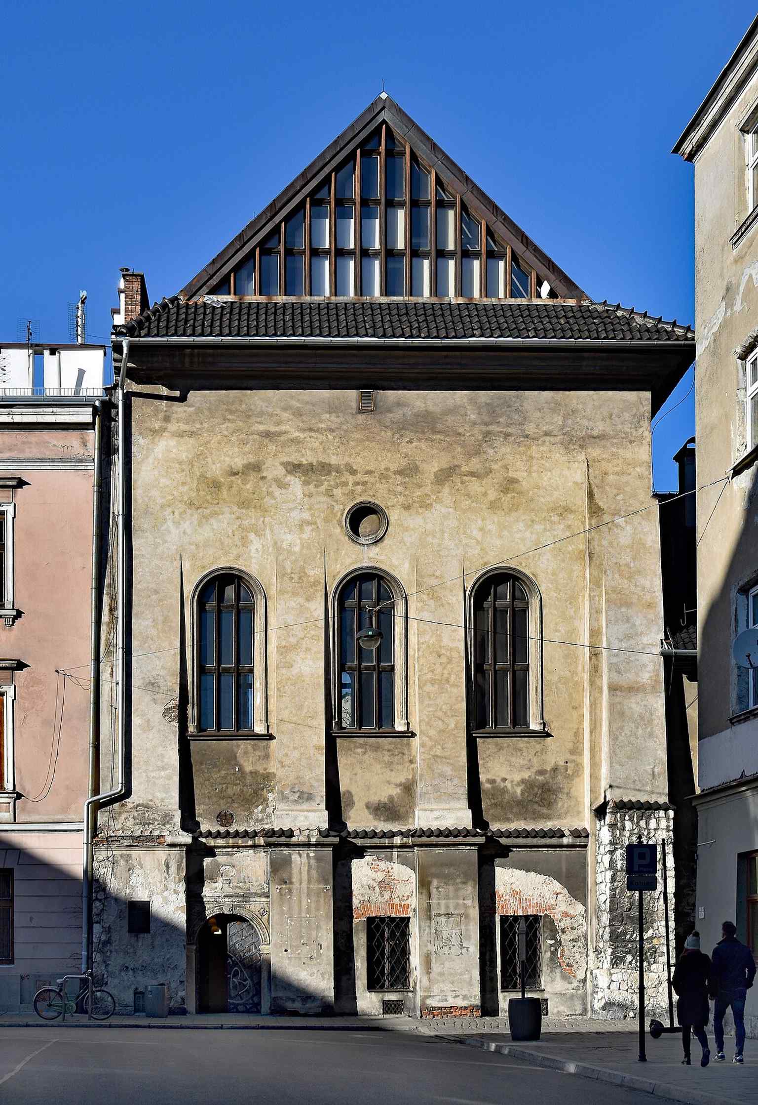 Clear street-level view of the High Synagogue on Józefa Street, showing why it was called the “Tall Synagogue” in Kazimierz.