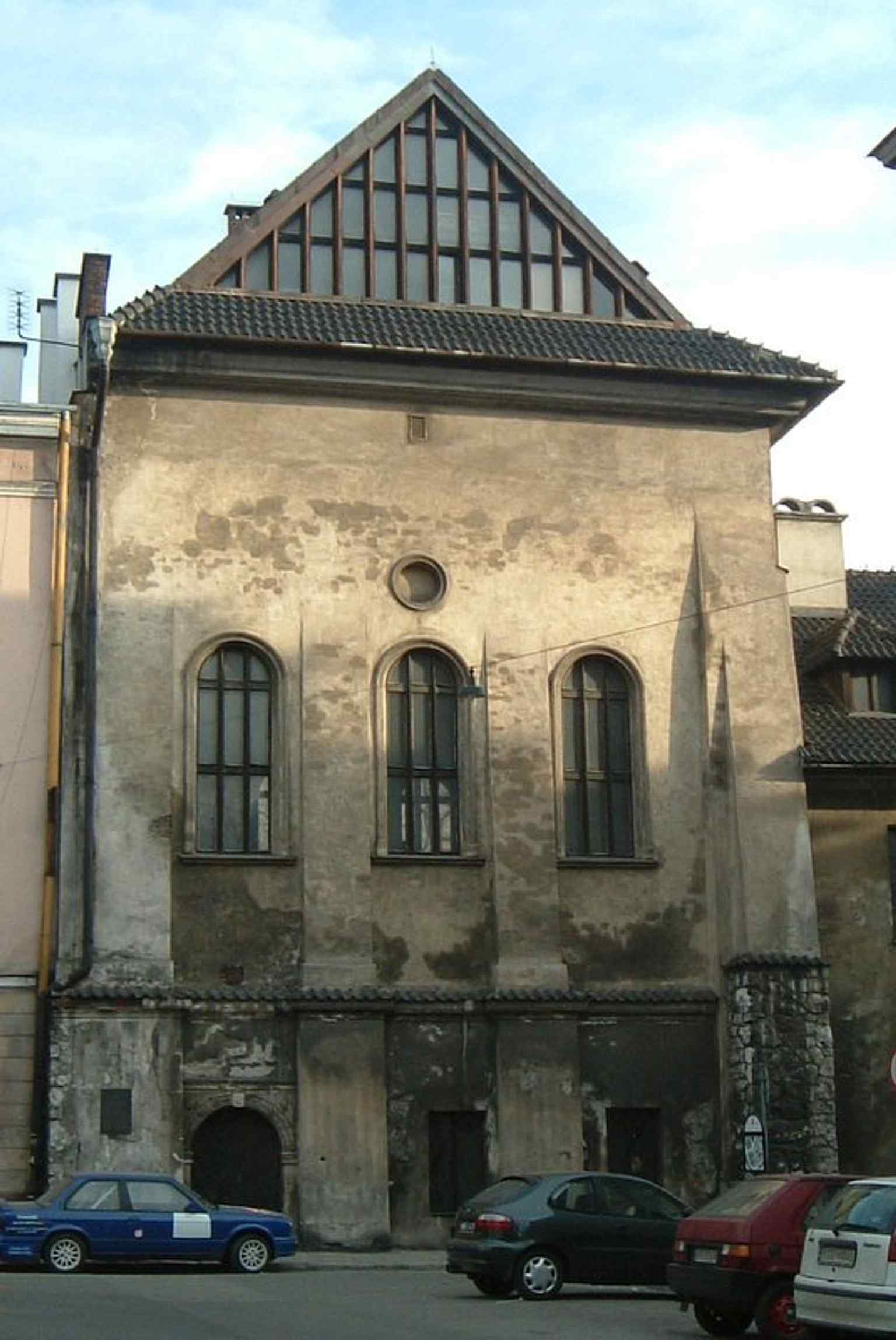 A compact exterior image that clearly identifies the High Synagogue and its distinctive tall profile.